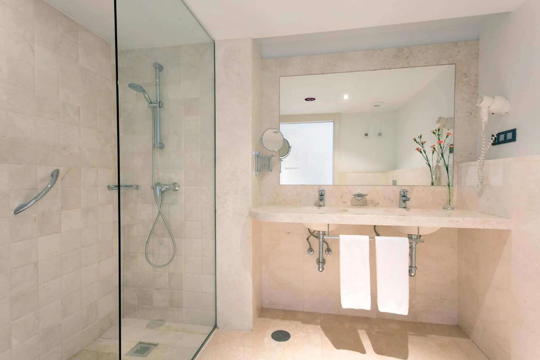 Shower in Hipotels Playa La Barrosa - Adults Only