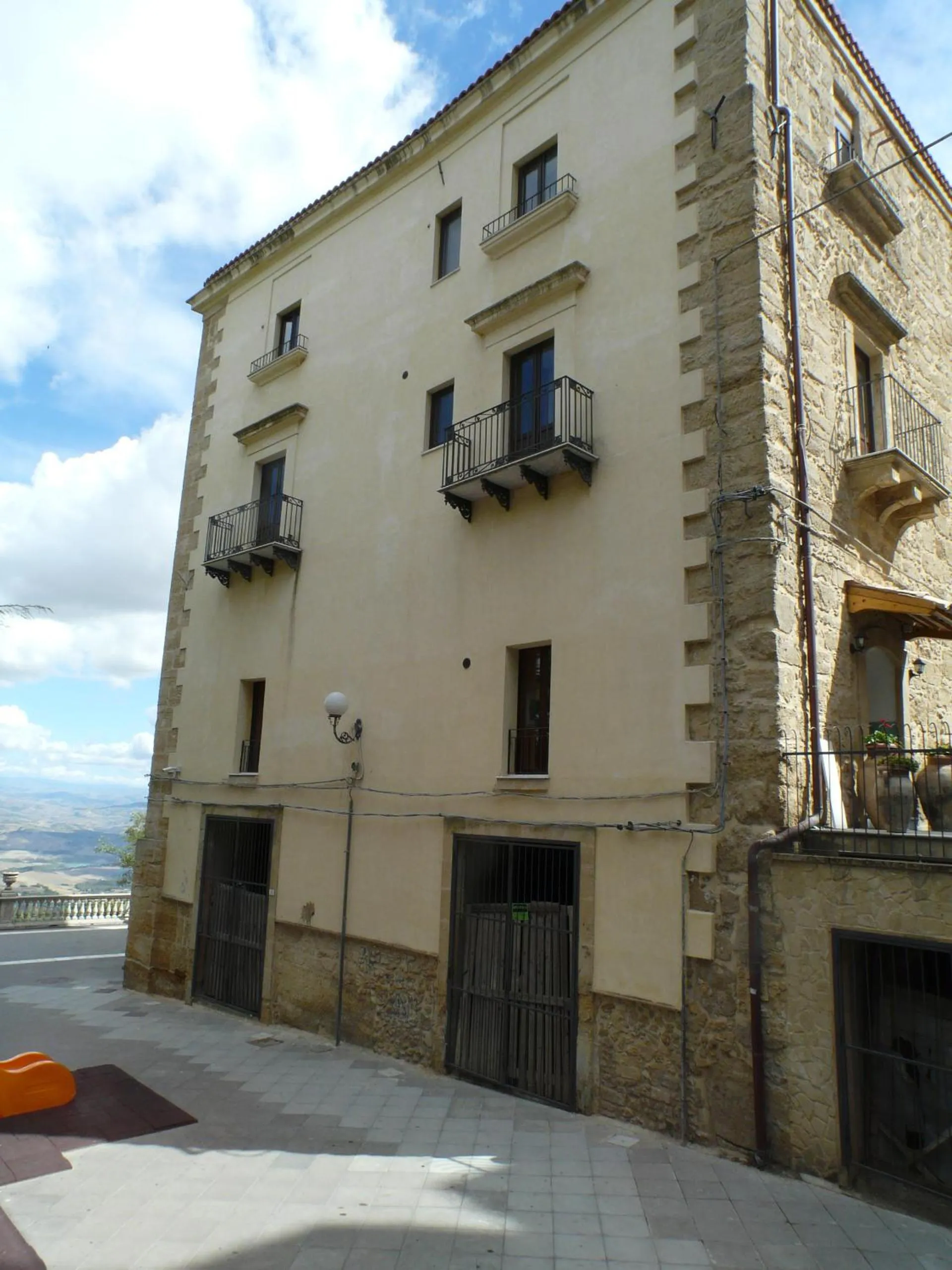 Property building in Sicily Rooms Enna