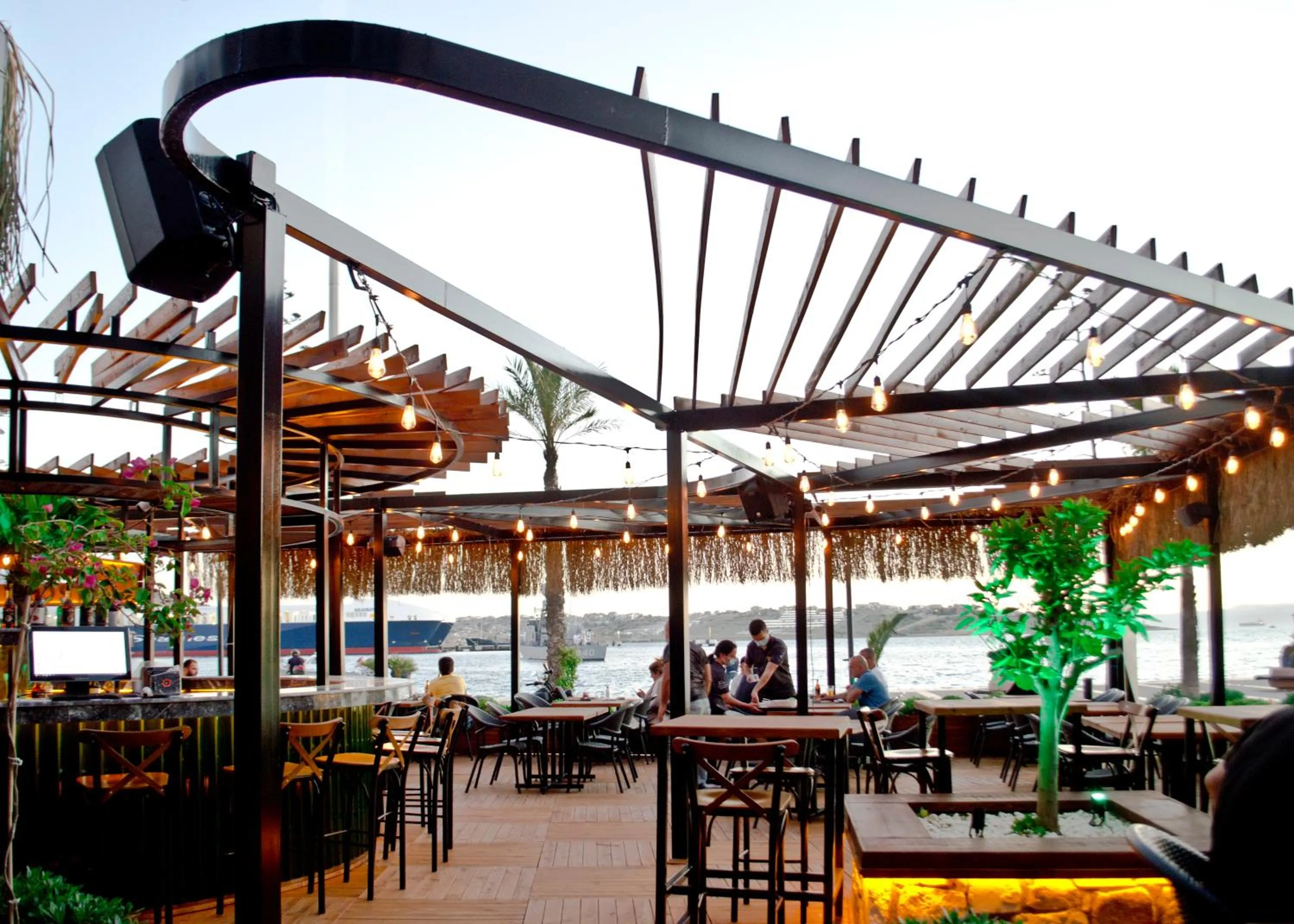 Restaurant/places to eat in Kerman Hotel