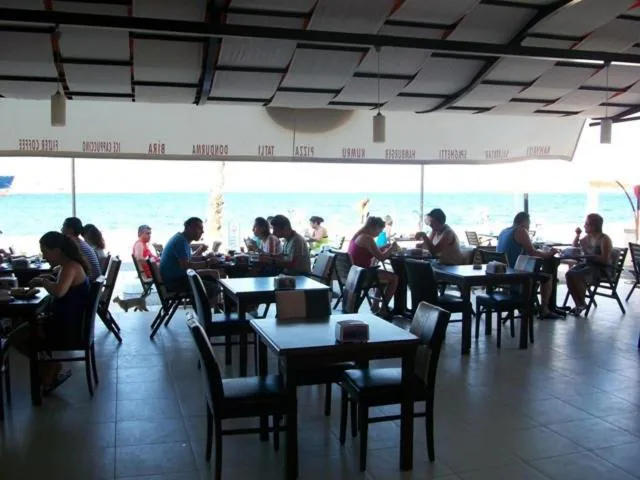 Restaurant/places to eat in Kerman Hotel