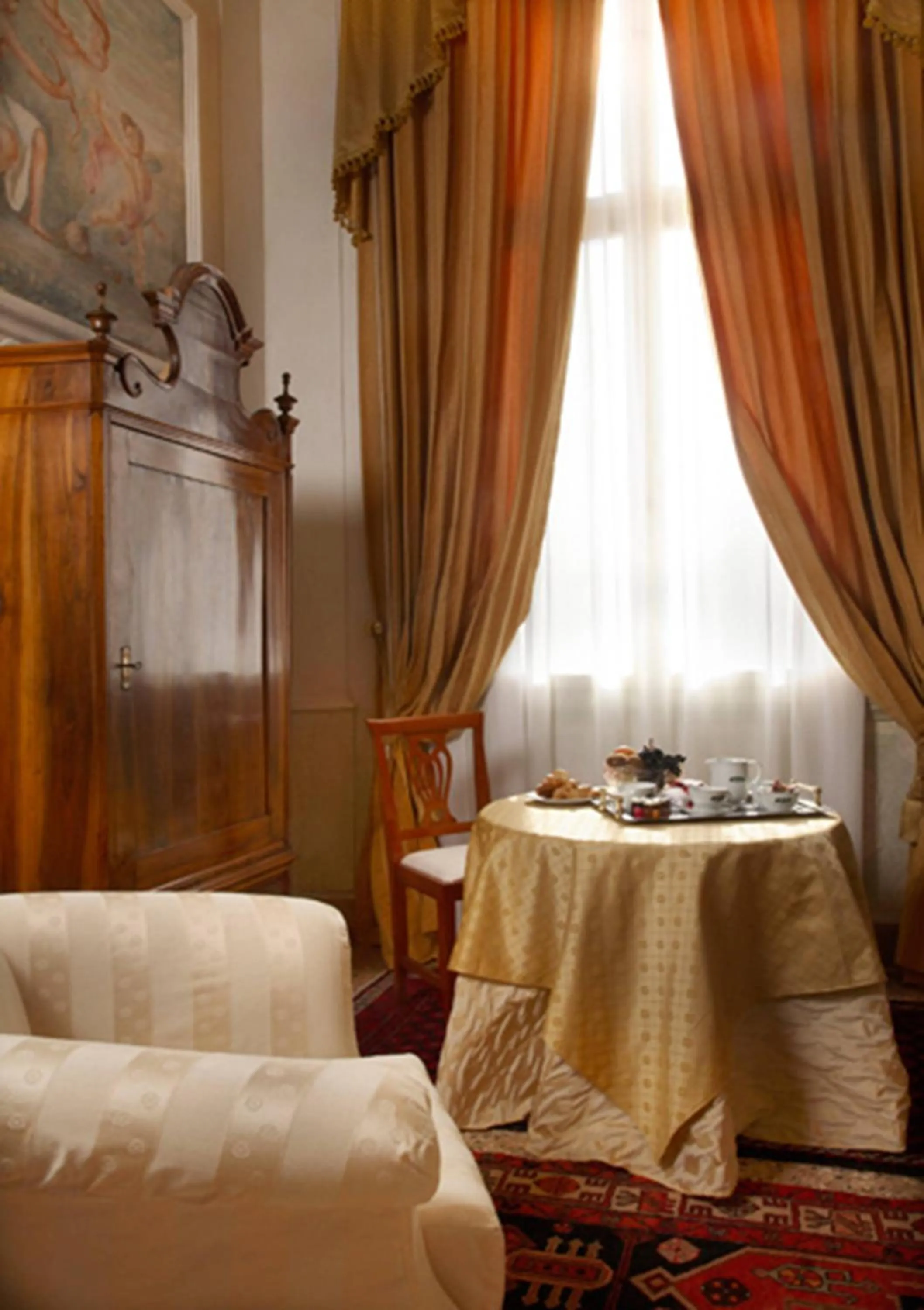 room service in Hotel Villa Cornér Della Regina