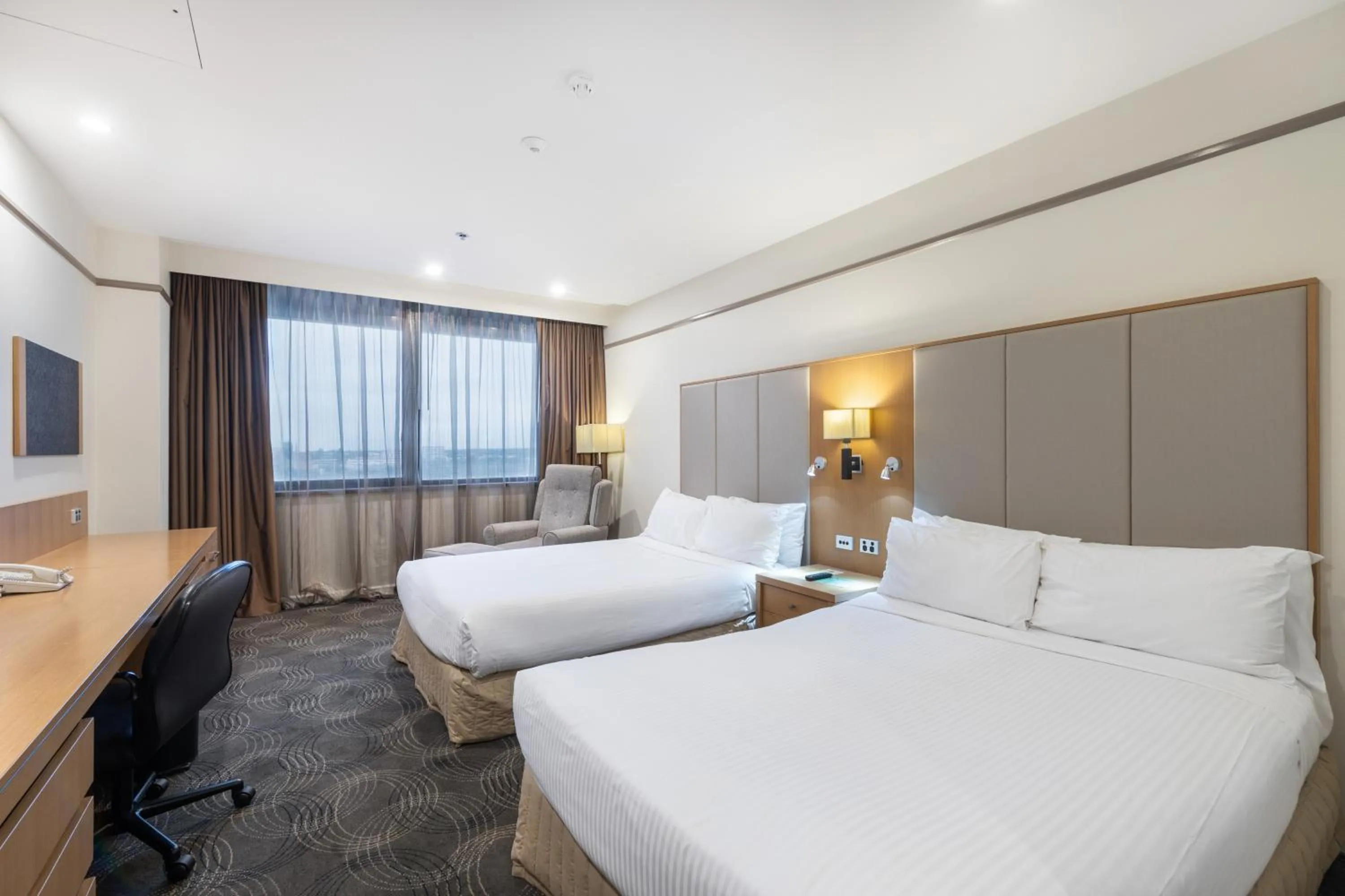 View (from property/room), Bed in Stamford Plaza Adelaide