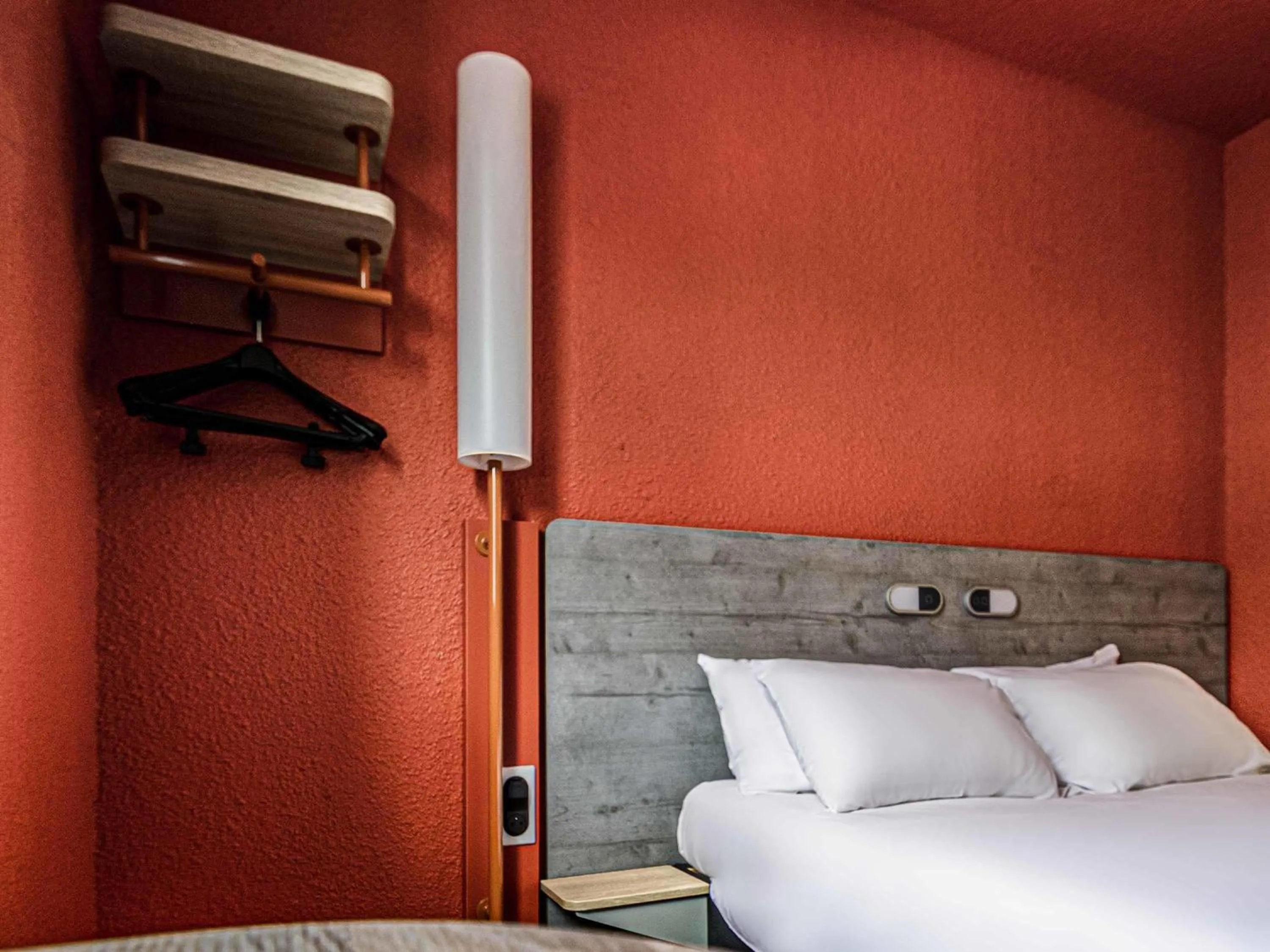 Bedroom, Bed in ibis budget Saint-Brieuc Yffiniac