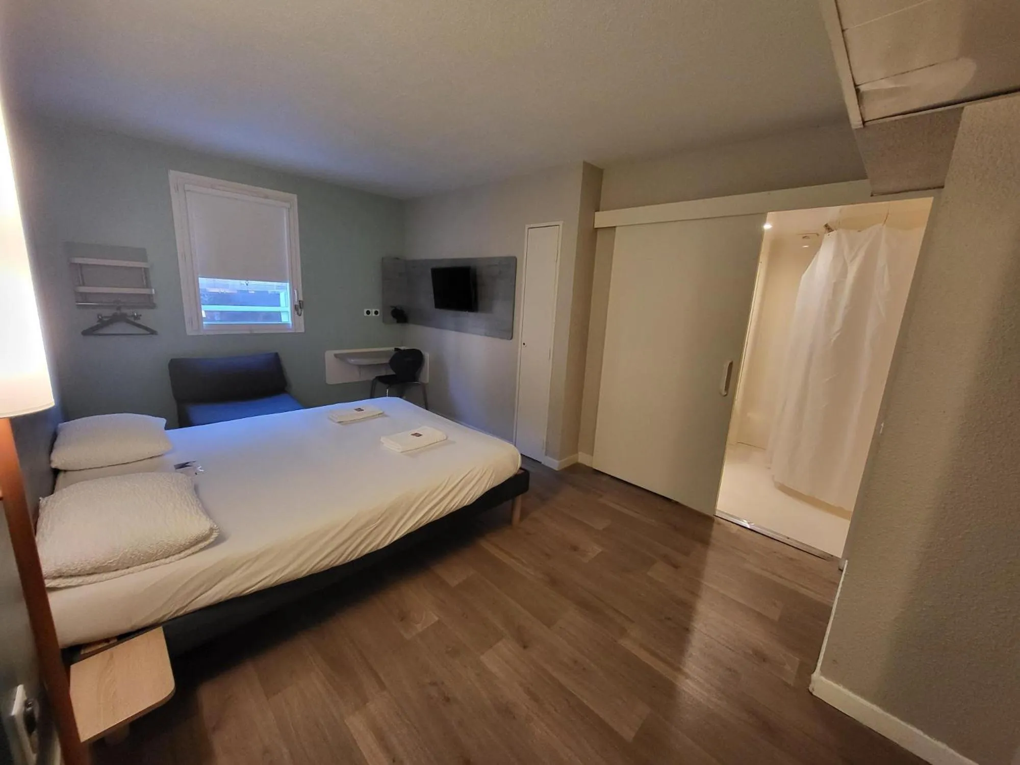 Photo of the whole room, Bed in ibis budget Saint-Brieuc Yffiniac