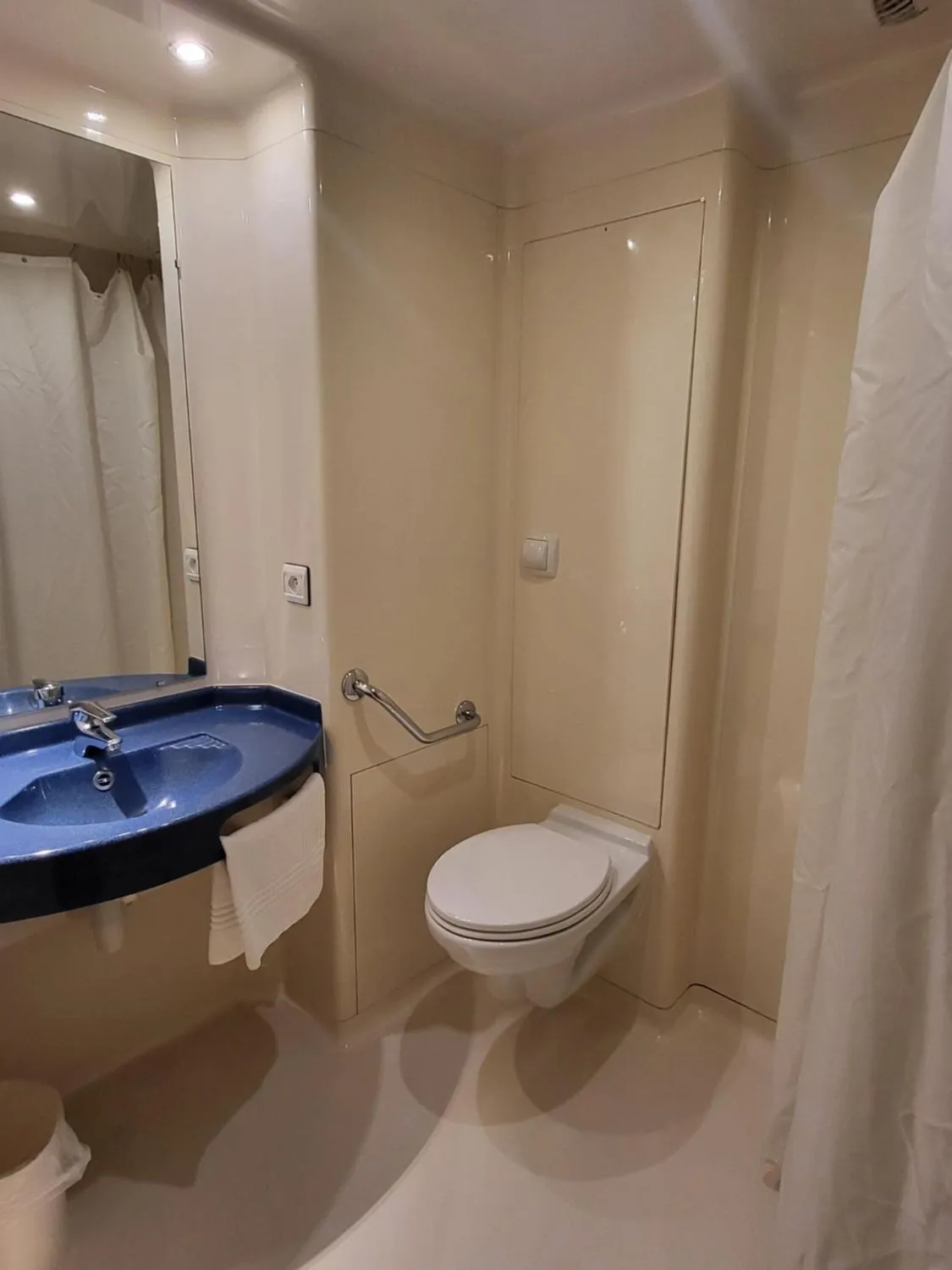 Bathroom in ibis budget Saint-Brieuc Yffiniac