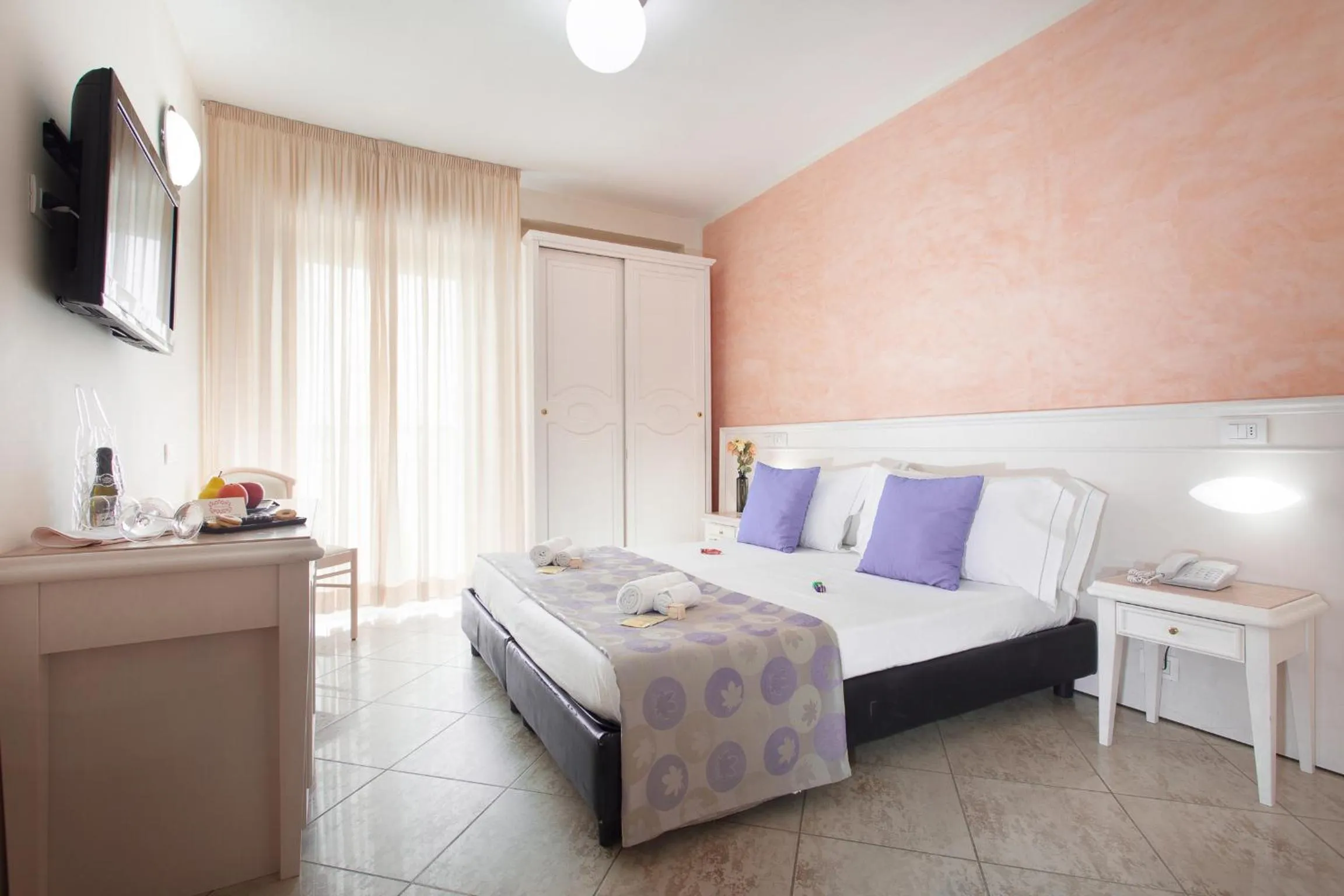 Bedroom, Bed in HOTEL AMBRA - Fronte Mare - Vicinissimi al Centro