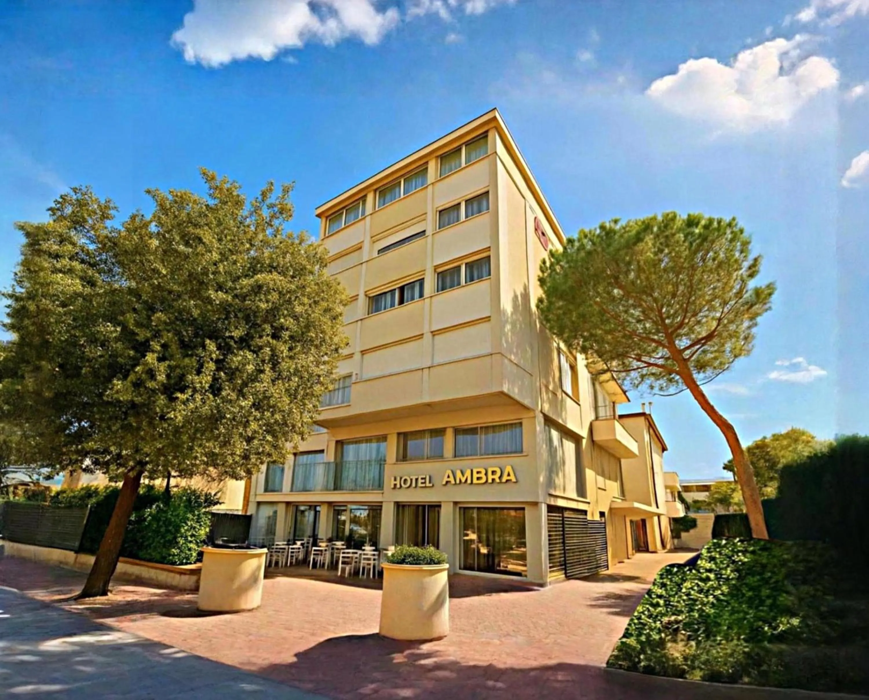 Property building in HOTEL AMBRA - Fronte Mare - Vicinissimi al Centro