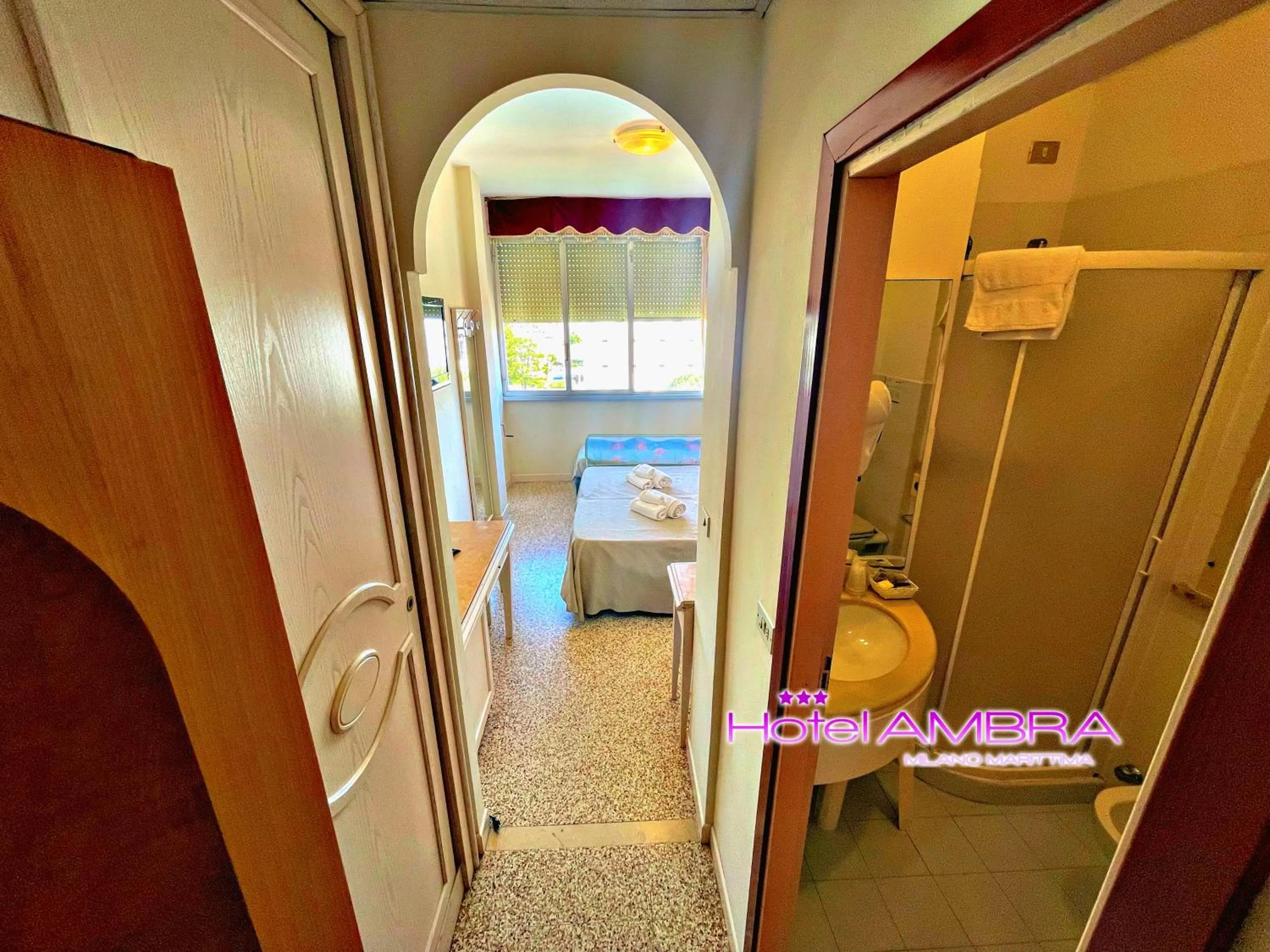 Bathroom in HOTEL AMBRA - Fronte Mare - Vicinissimi al Centro