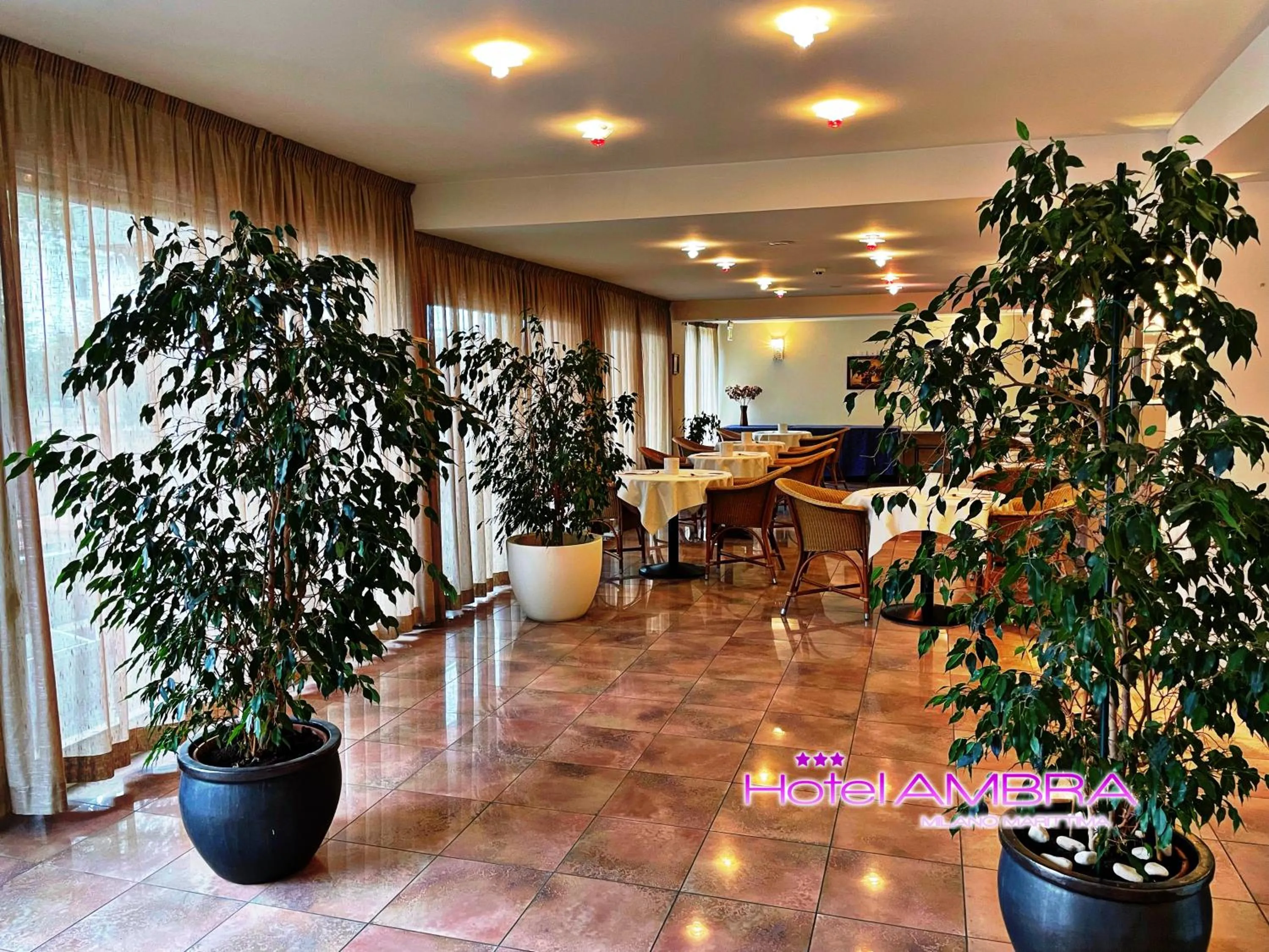 Lobby or reception in HOTEL AMBRA - Fronte Mare - Vicinissimi al Centro