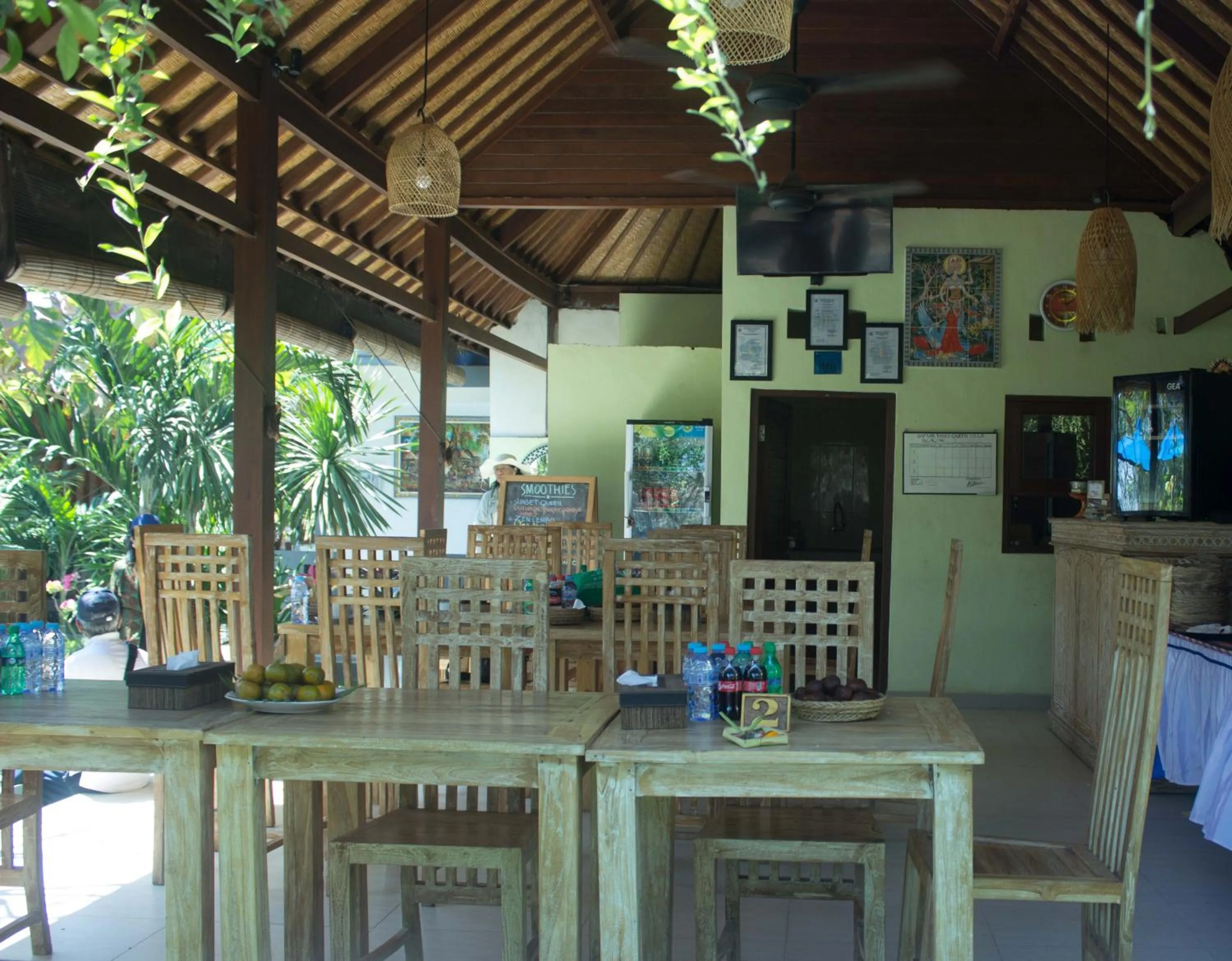 Restaurant/places to eat in Queen Villa