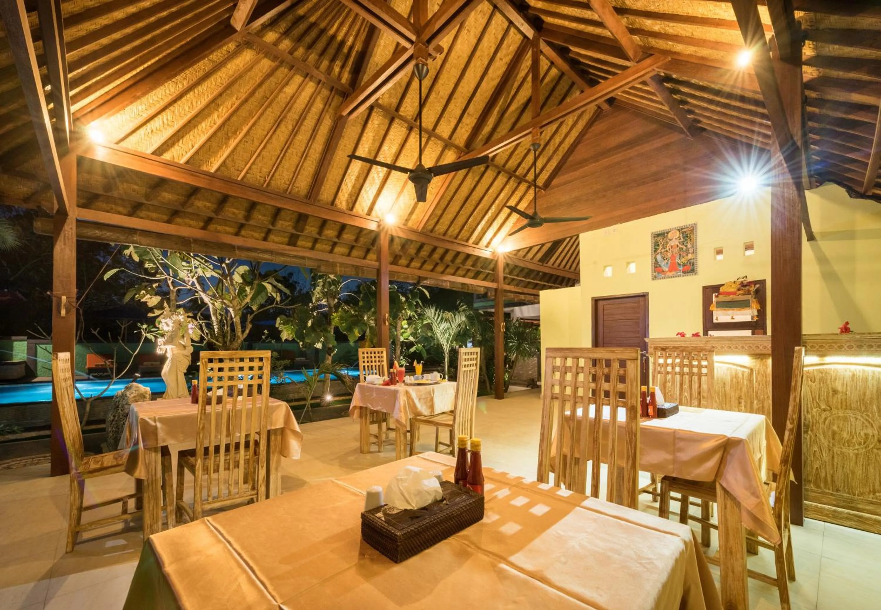 Restaurant/places to eat in Queen Villa