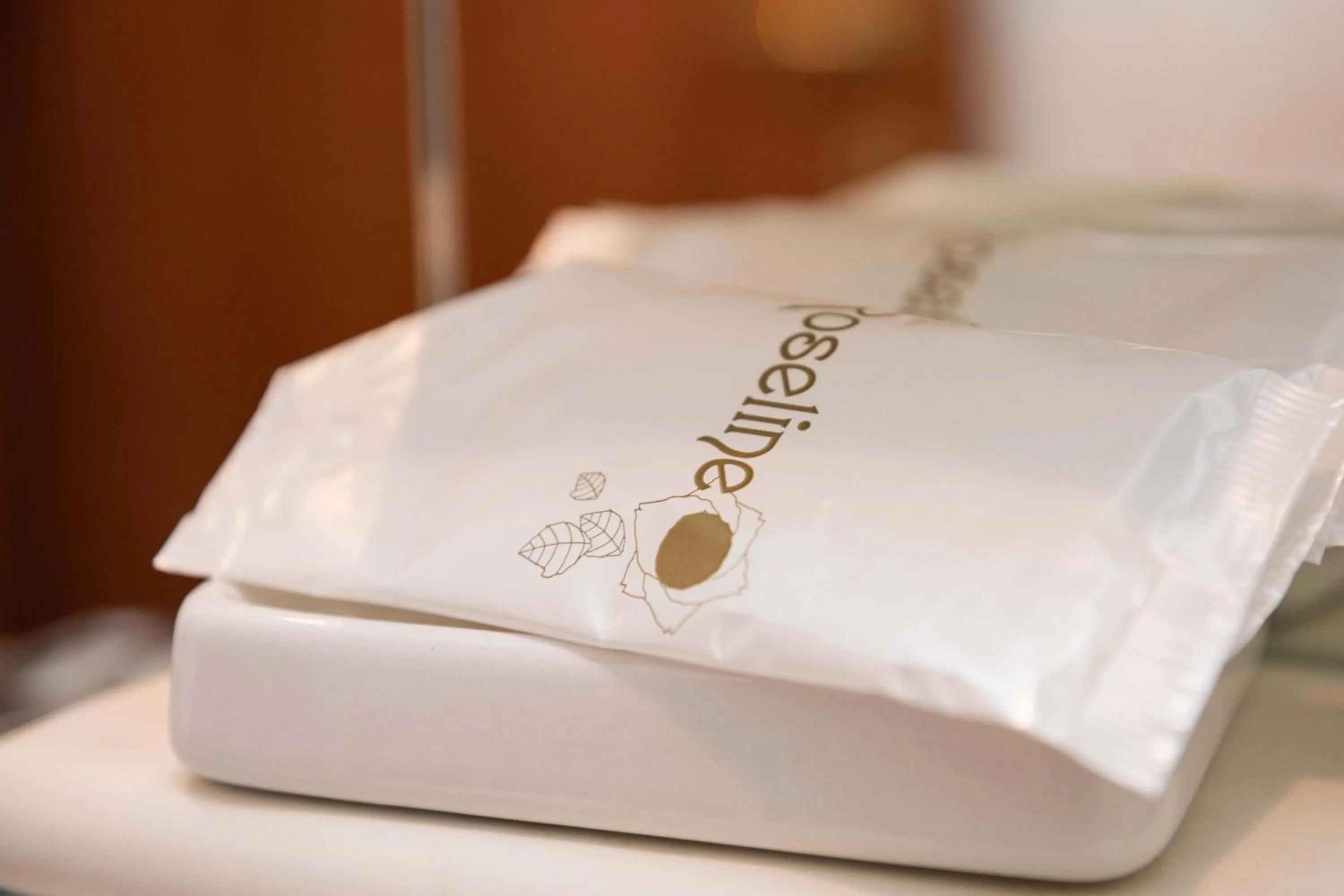 Bathroom, Bed in Hotel Gabbiano