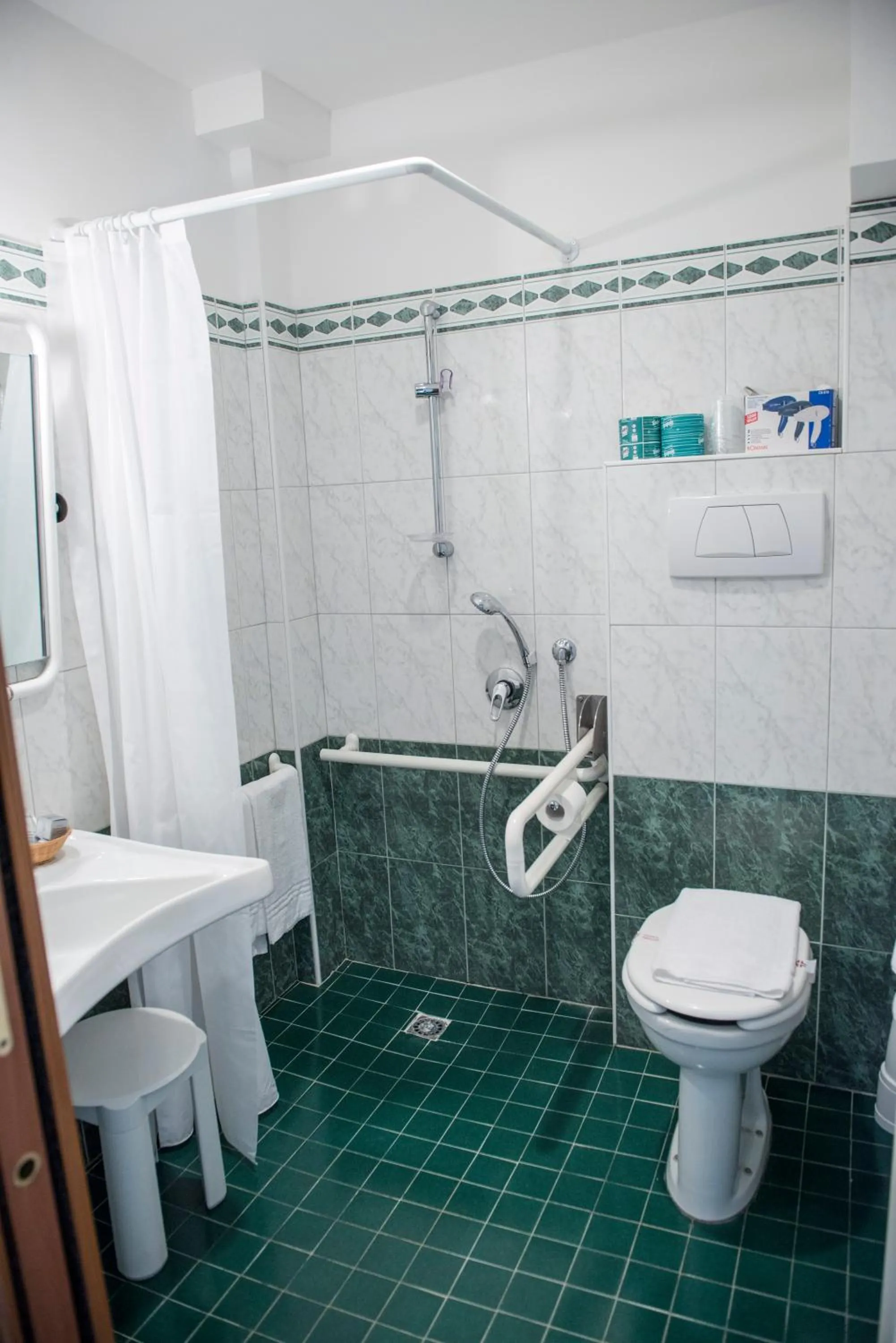 Shower in Hotel Gabbiano