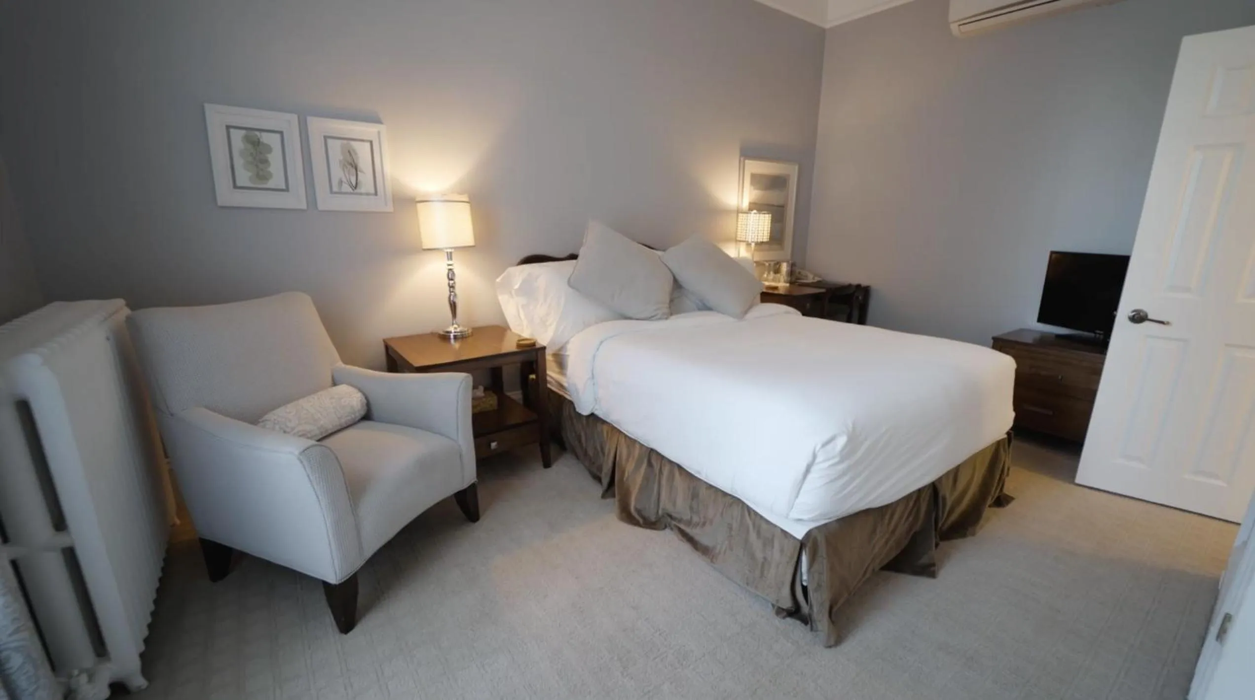 Bed in Shadow Lawn Inn