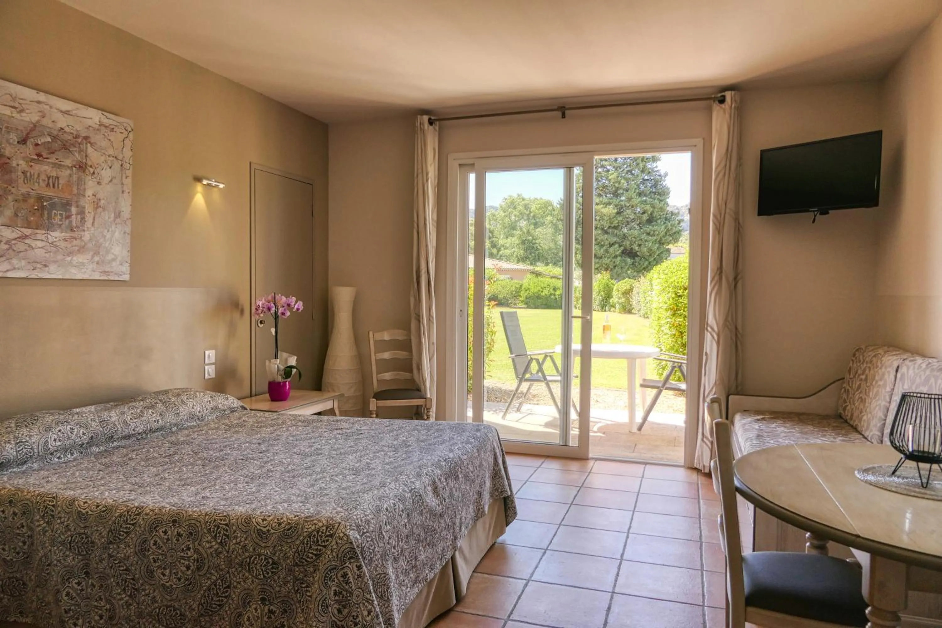 Patio, Bed in Les Résidences de Métifiot