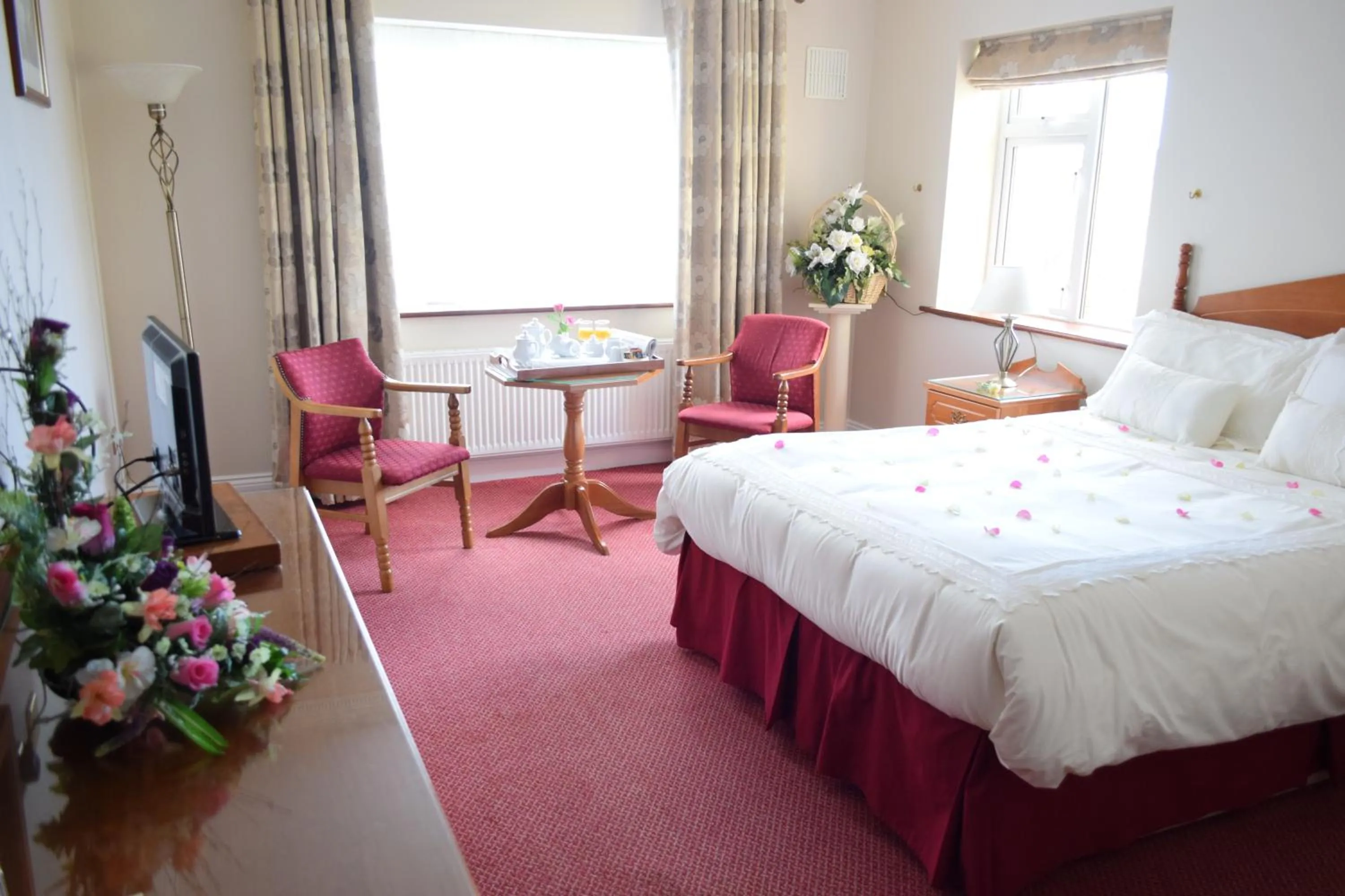 TV and multimedia, Bed in Rhu Glenn Hotel