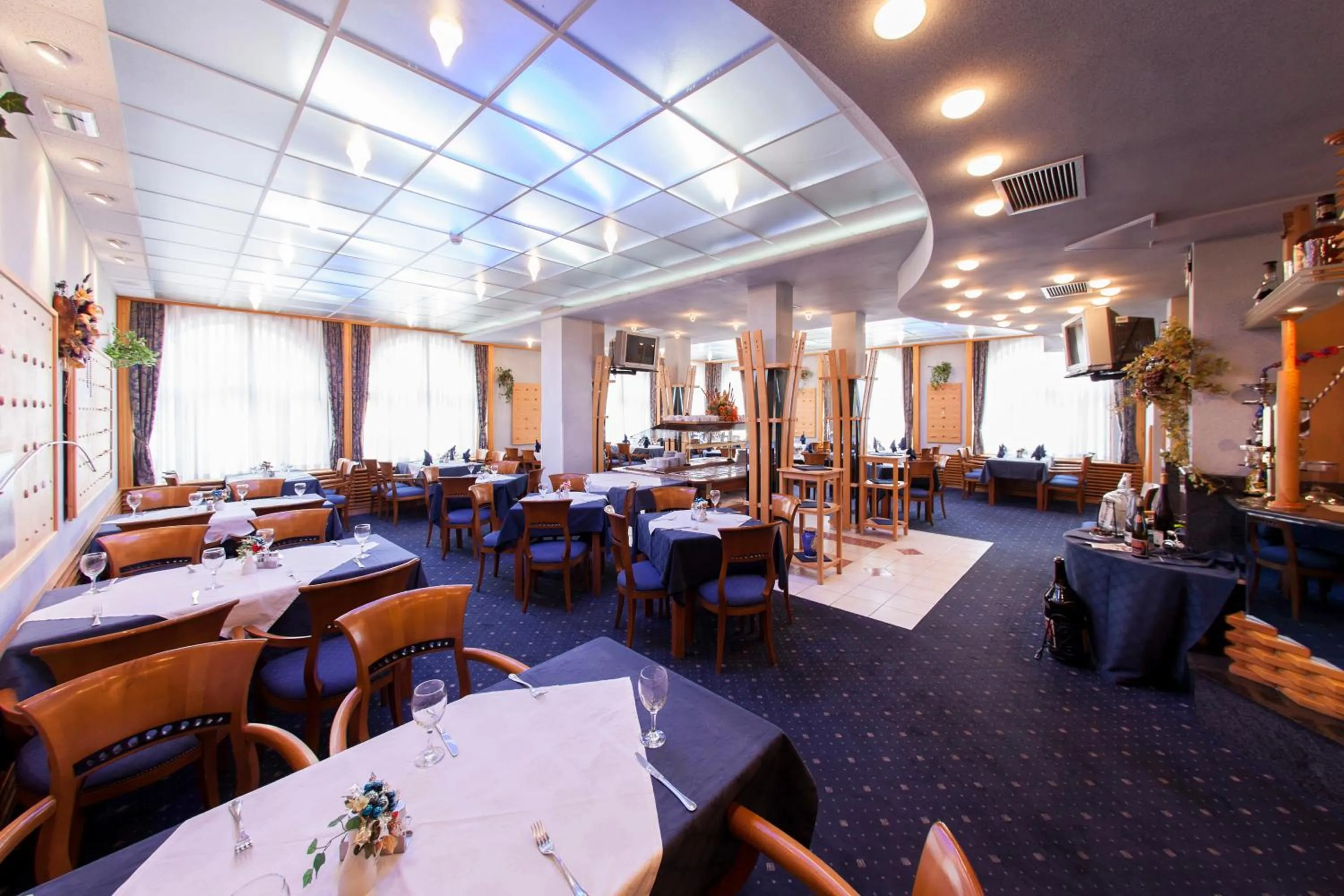 Restaurant/places to eat in Hotel Kristal