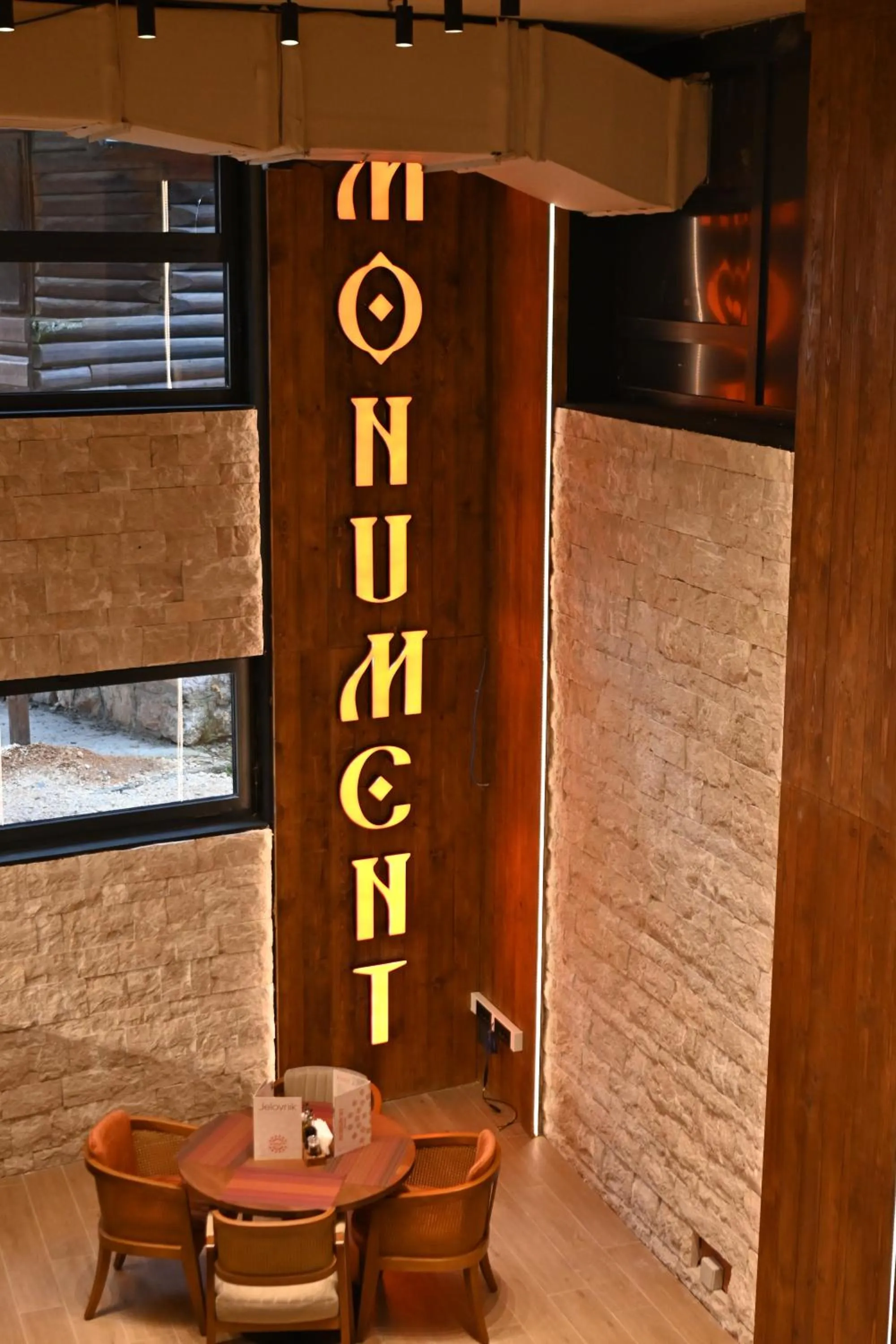 Restaurant/places to eat in Hotel Kristal