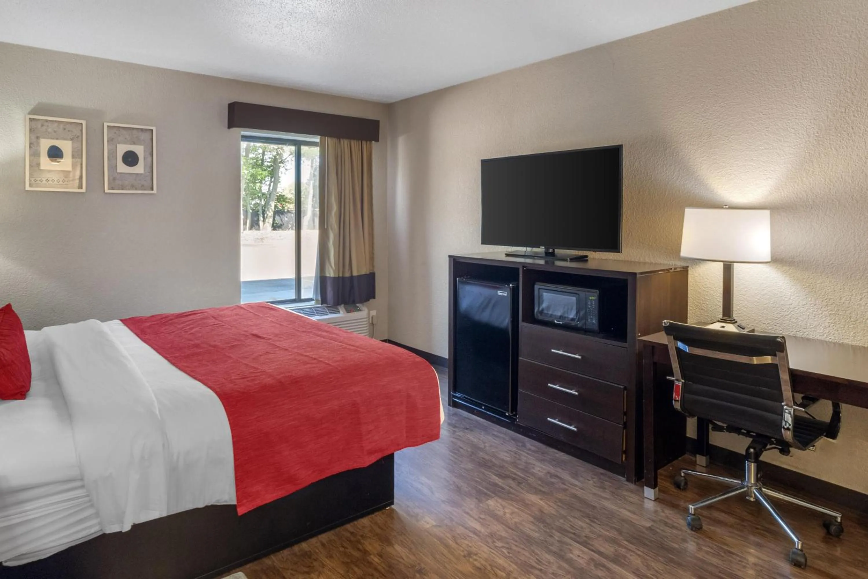 Bedroom in SureStay by Best Western Greenville