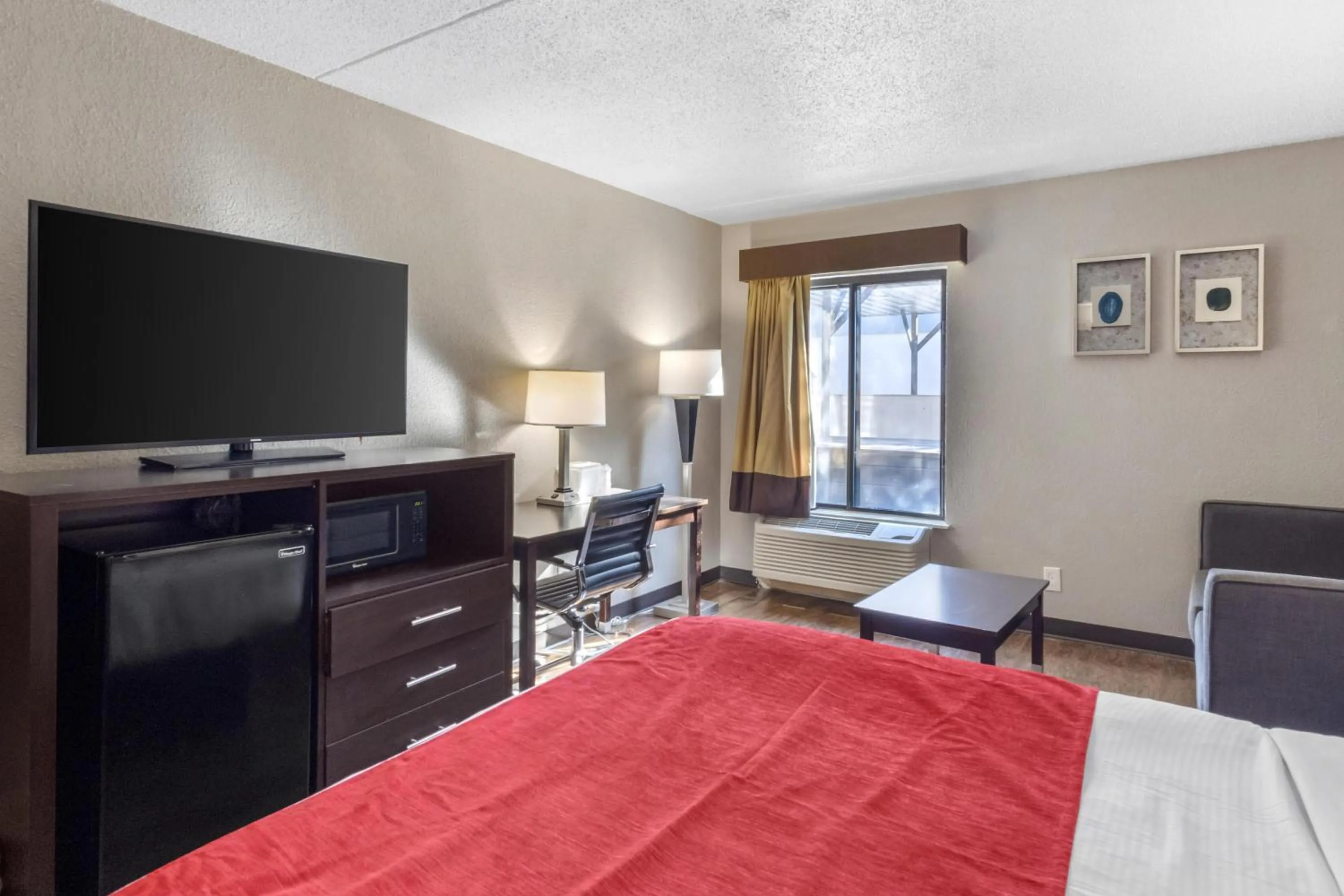 Bedroom in SureStay by Best Western Greenville