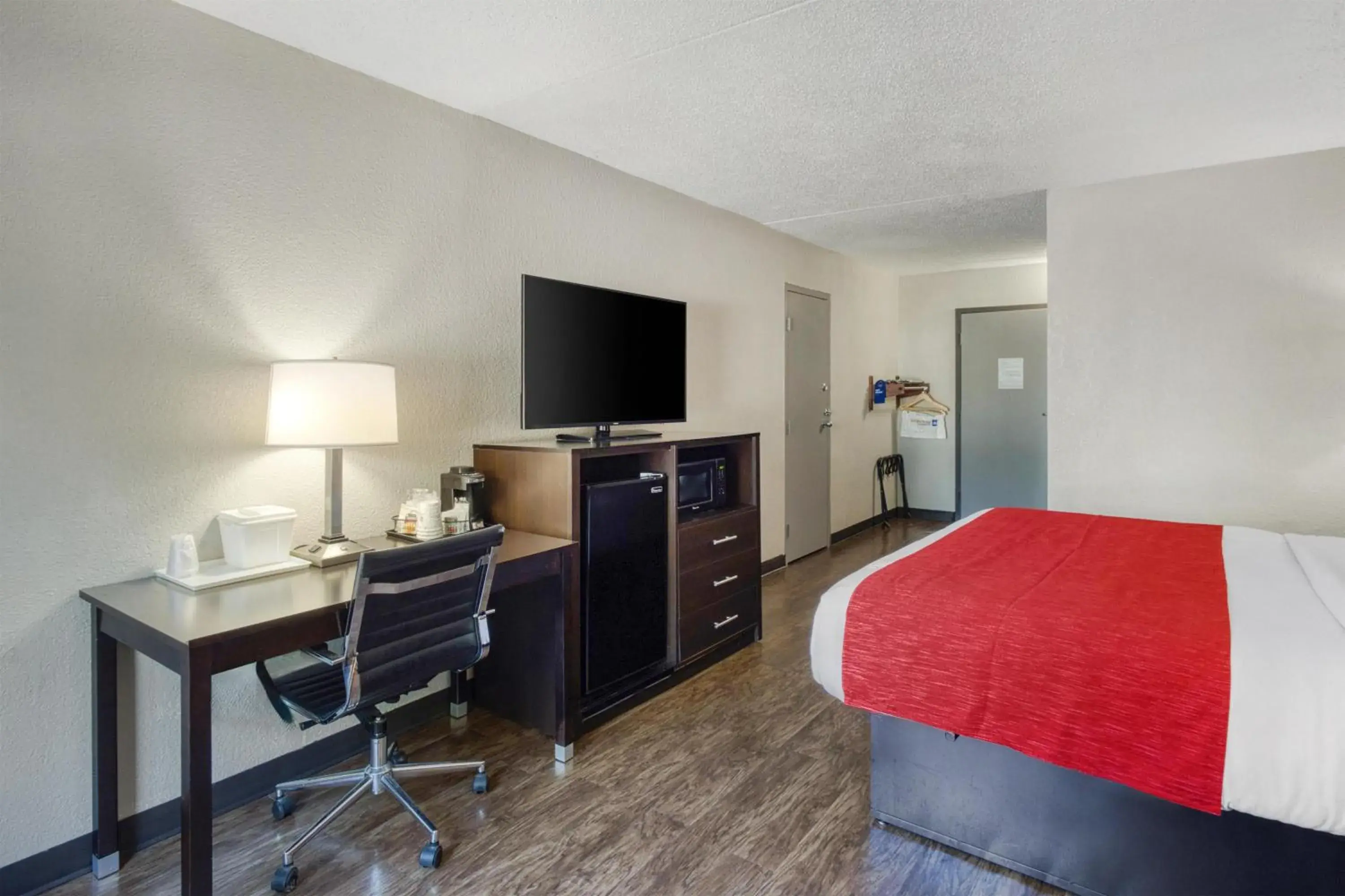 King Room with Sofa Bed and Bath Tub - Disability Access/Non-Smoking in SureStay by Best Western Greenville King Room with Sofa Bed and Bath Tub - Disability Access/Non-Smoking in SureStay by Best Western Greenville