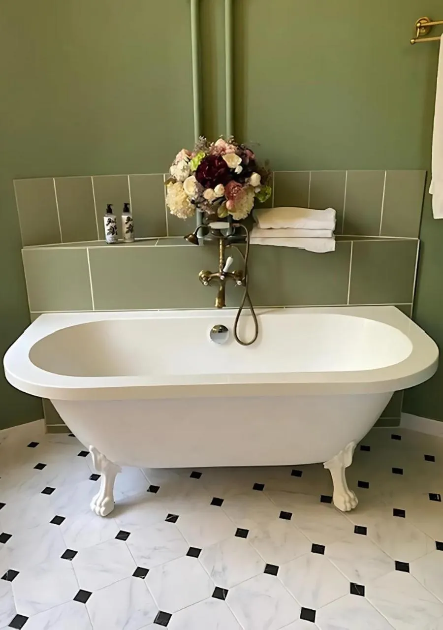 Bath in Château d'Ermenonville