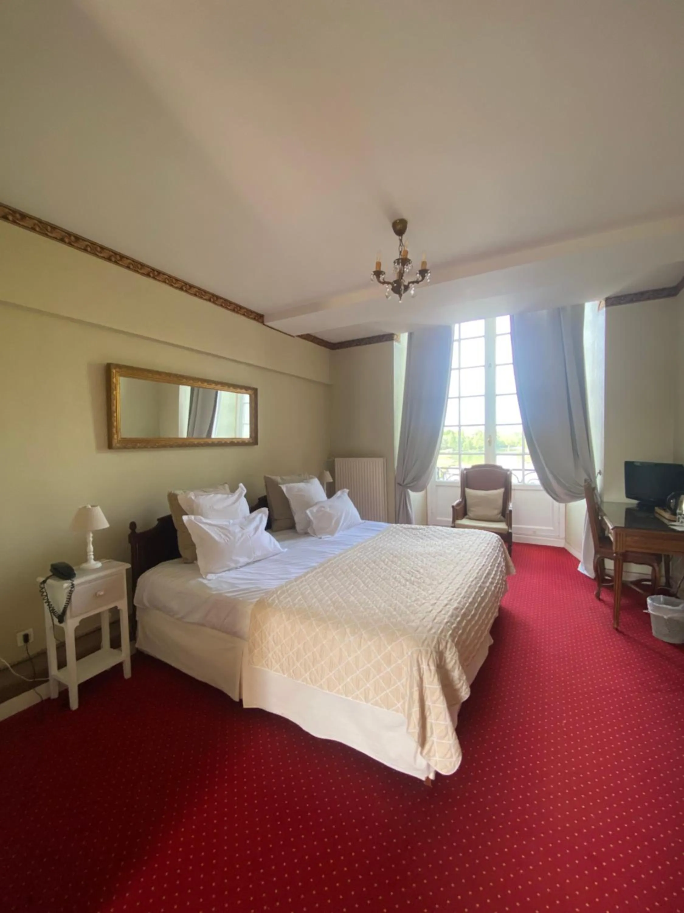 Photo of the whole room, Bed in Château d'Ermenonville