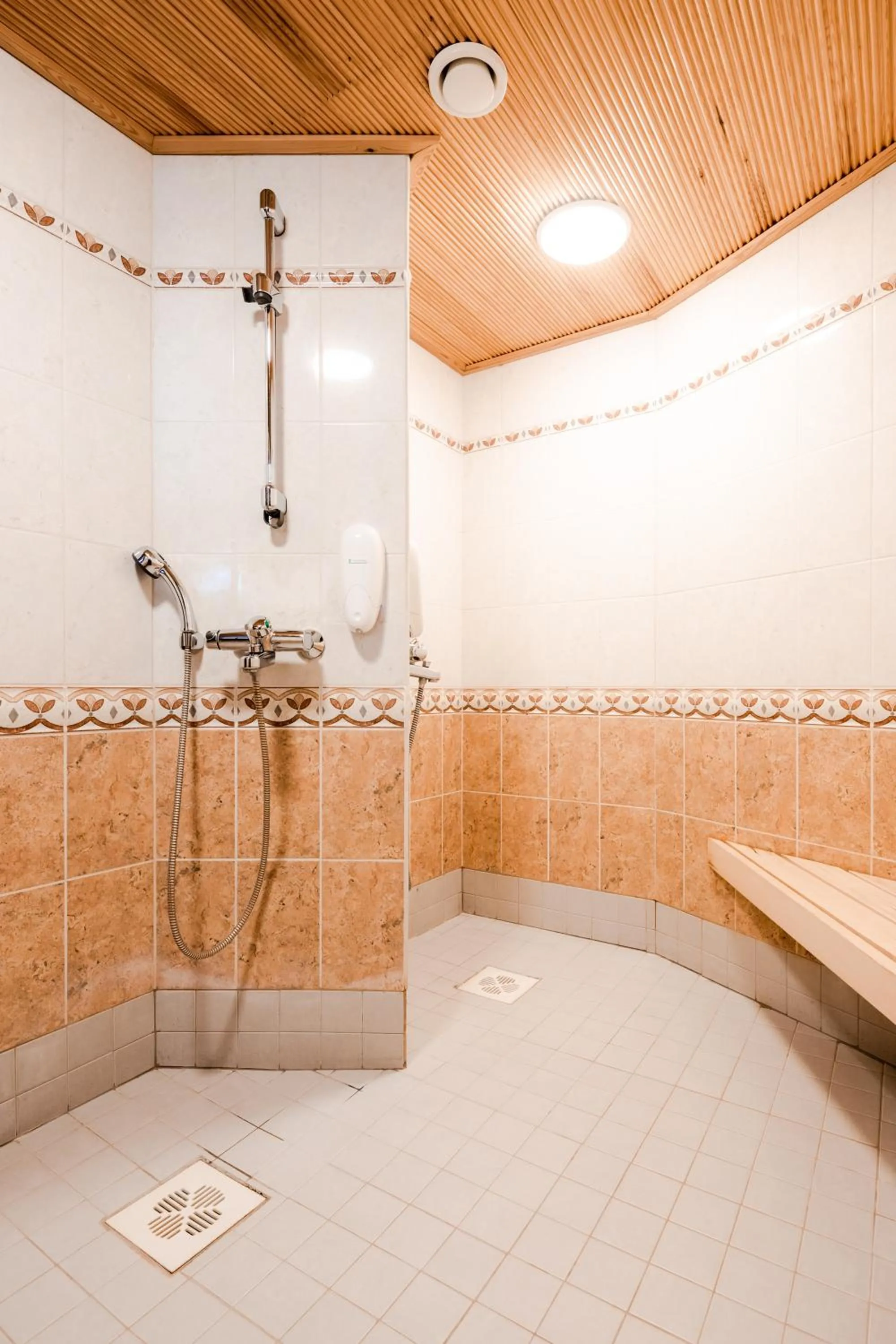 Shower in Lapland Hotels Ounasvaara Chalets