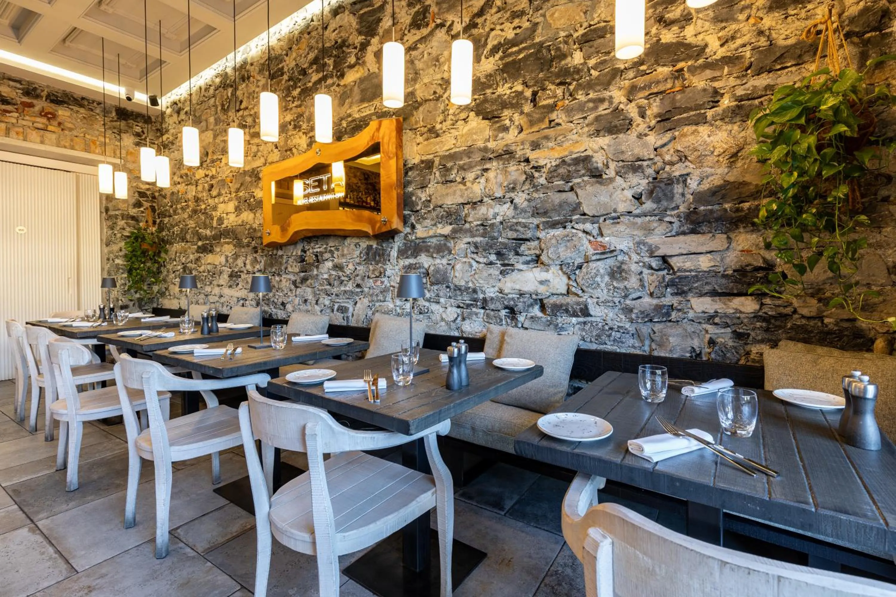 Restaurant/places to eat in Seta Hotel