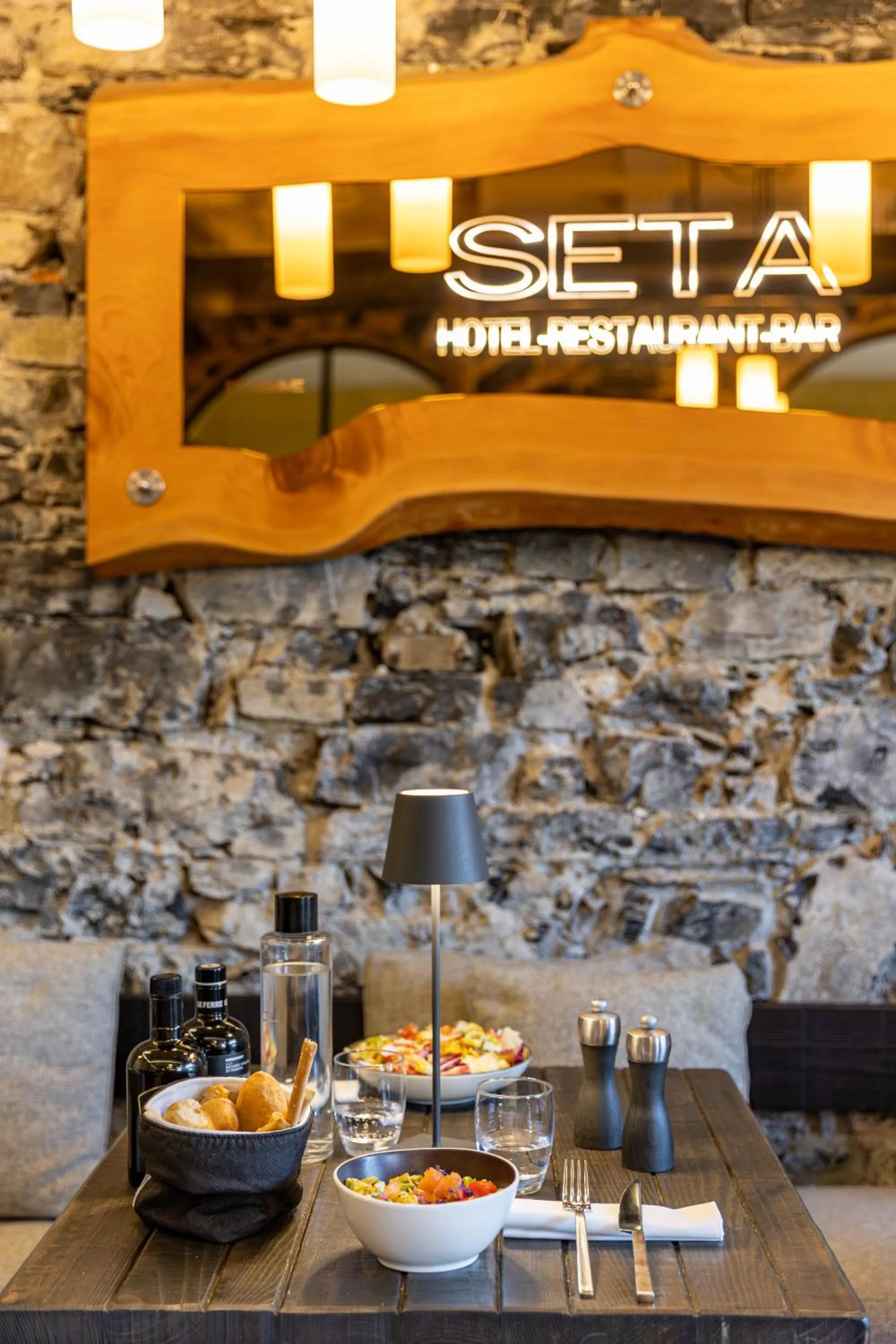 Restaurant/places to eat in Seta Hotel
