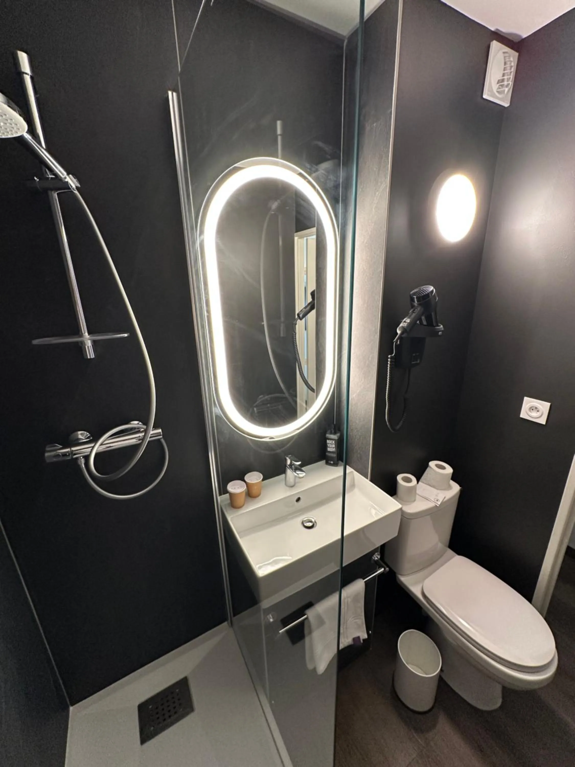 Shower in ibis Abbeville