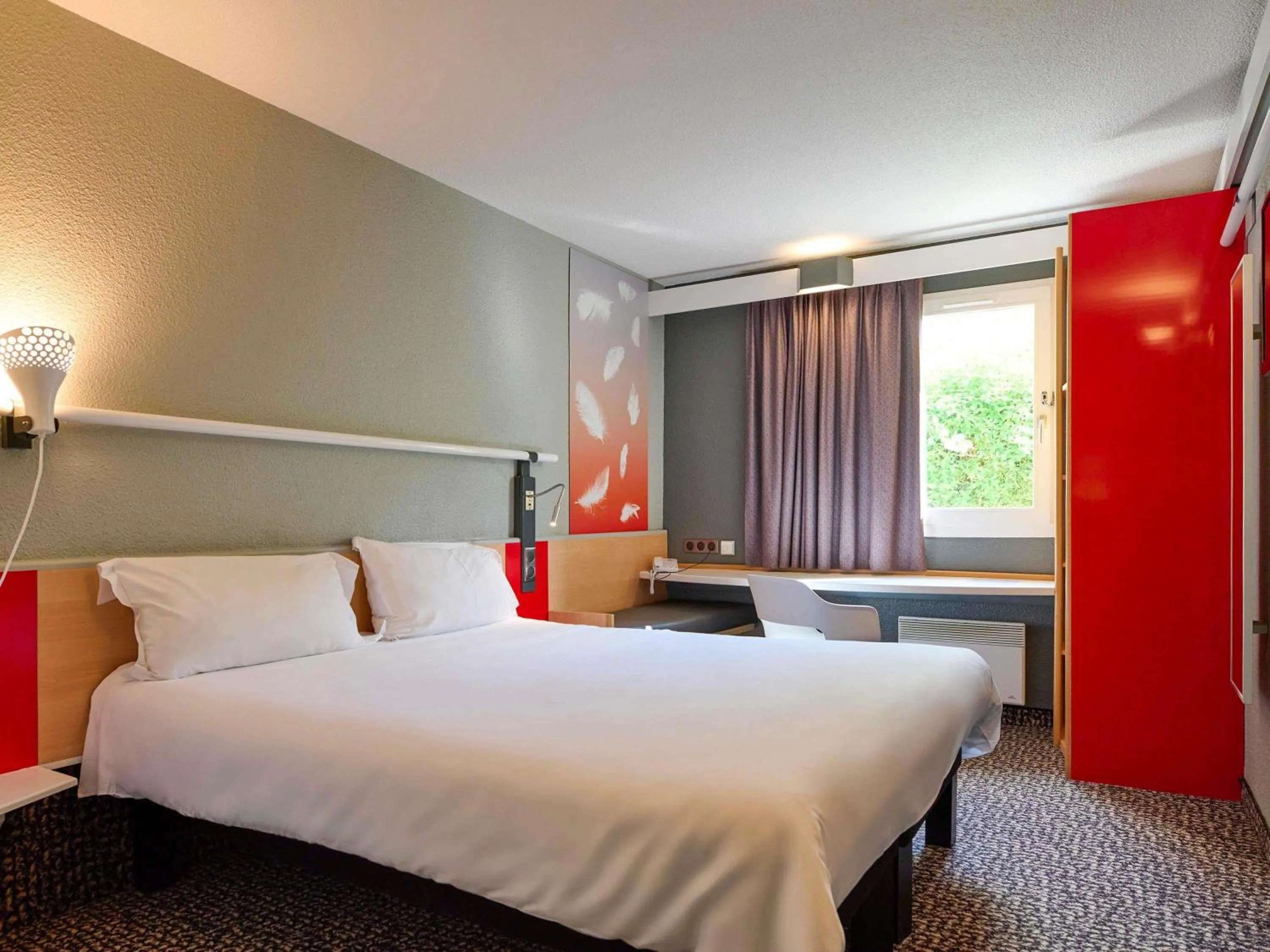Bedroom, Bed in ibis Abbeville