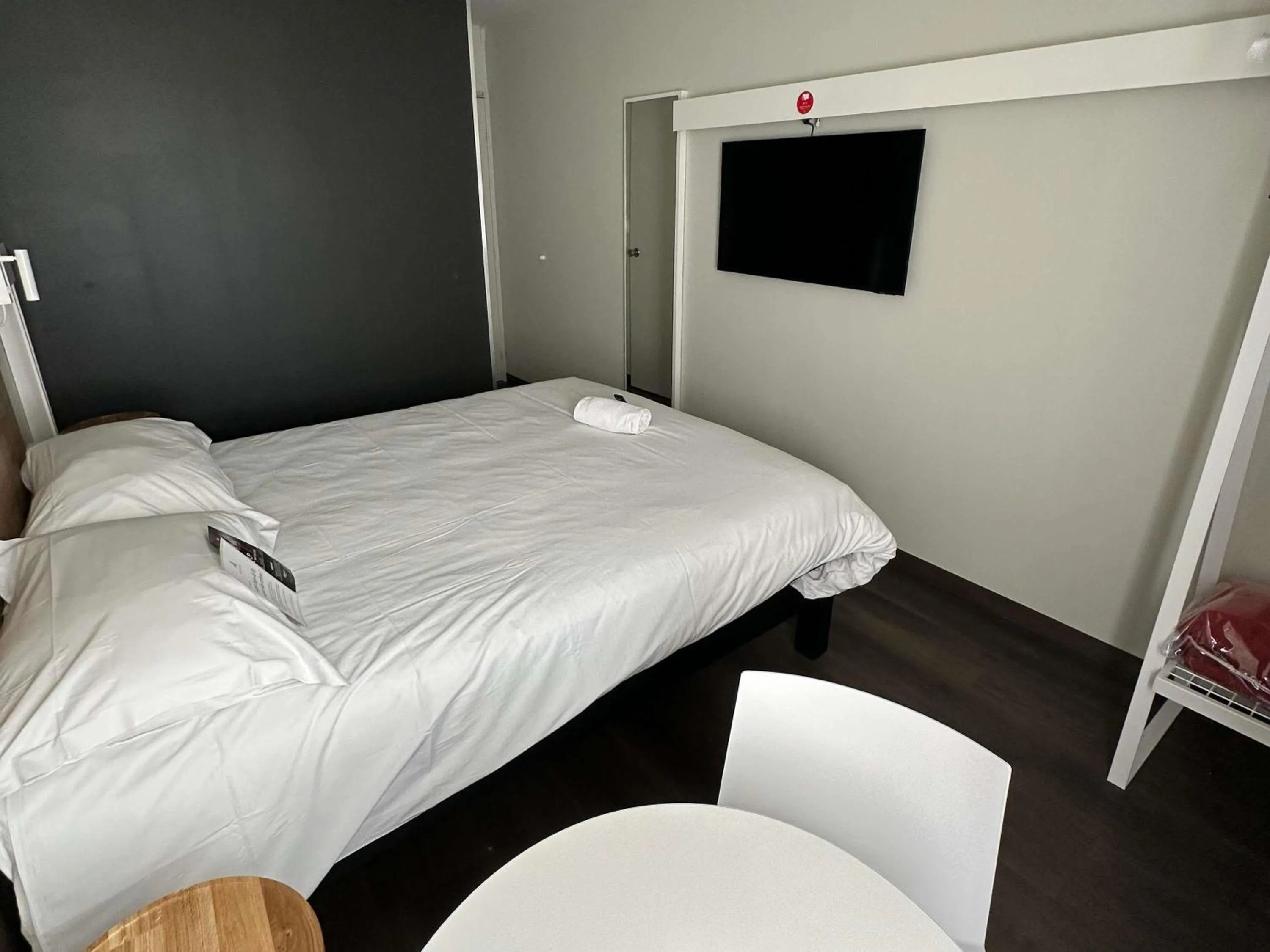 Bedroom, Bed in ibis Abbeville