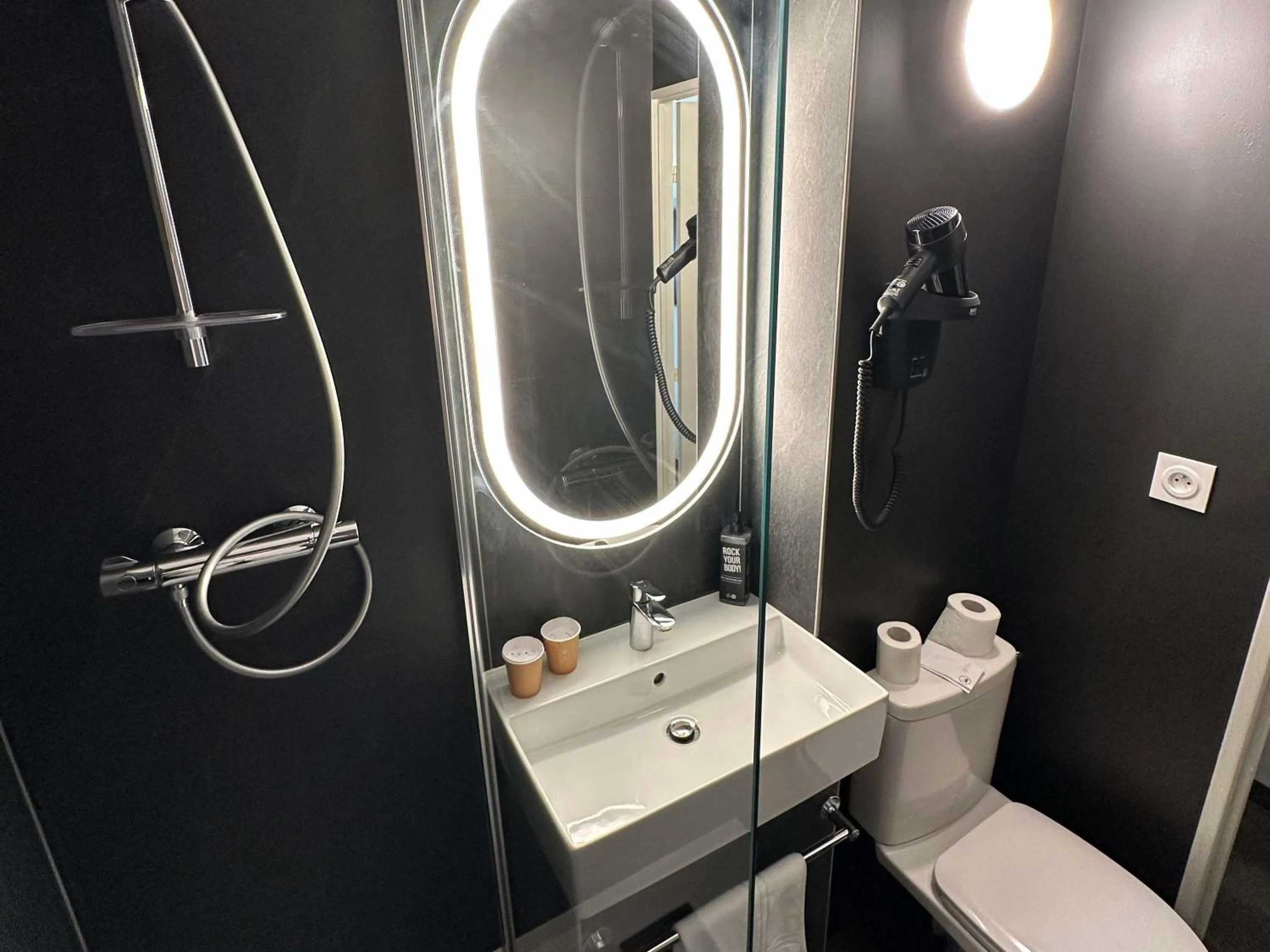 Bedroom in ibis Abbeville