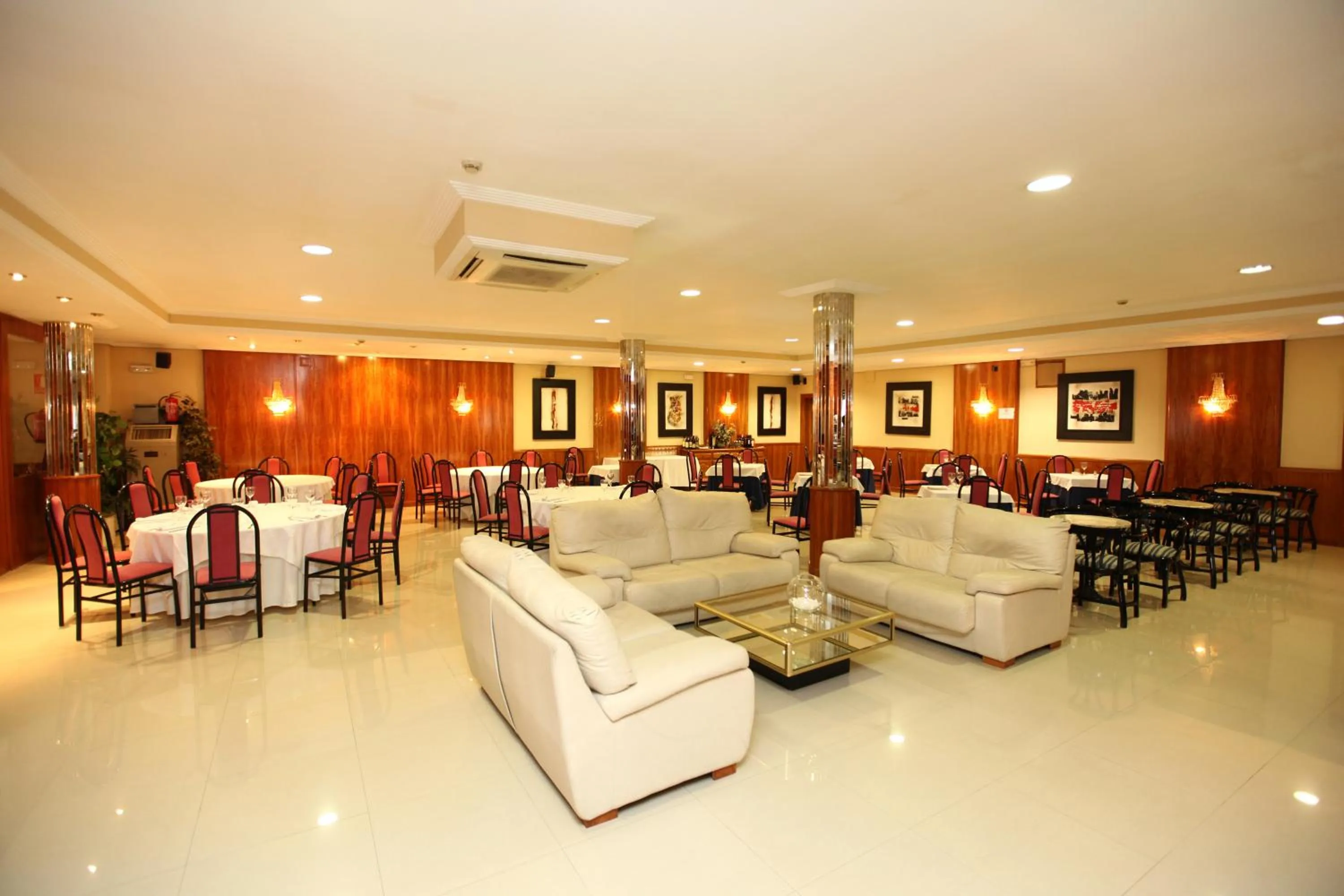 Communal lounge/ TV room in Hotel Anabel Baza