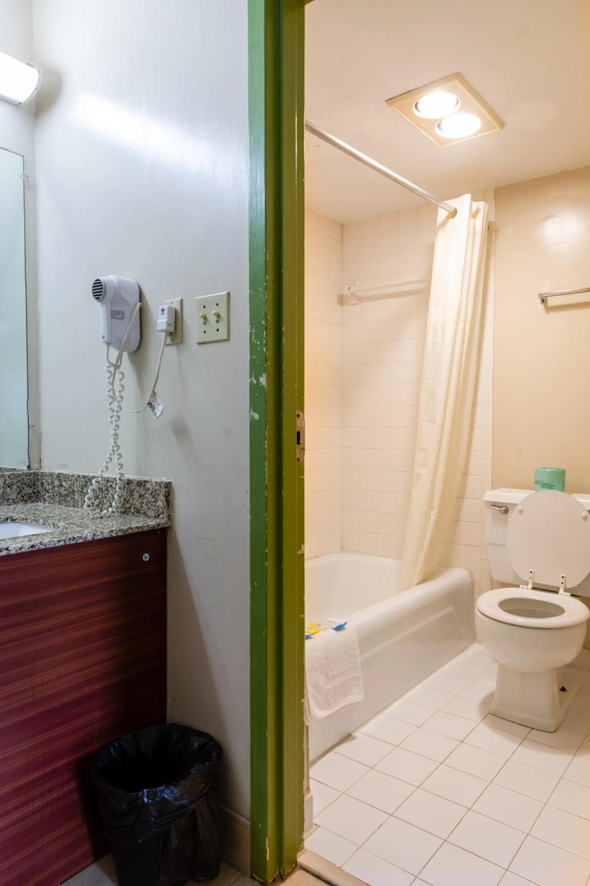 Bathroom in Country Hearth Inn & Suites Marietta