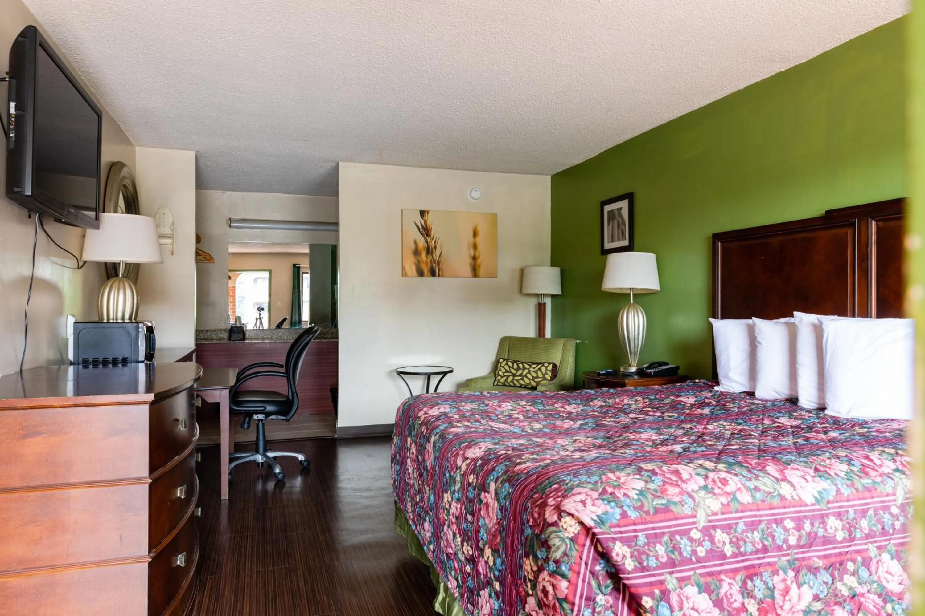 TV and multimedia, Bed in Country Hearth Inn & Suites Marietta