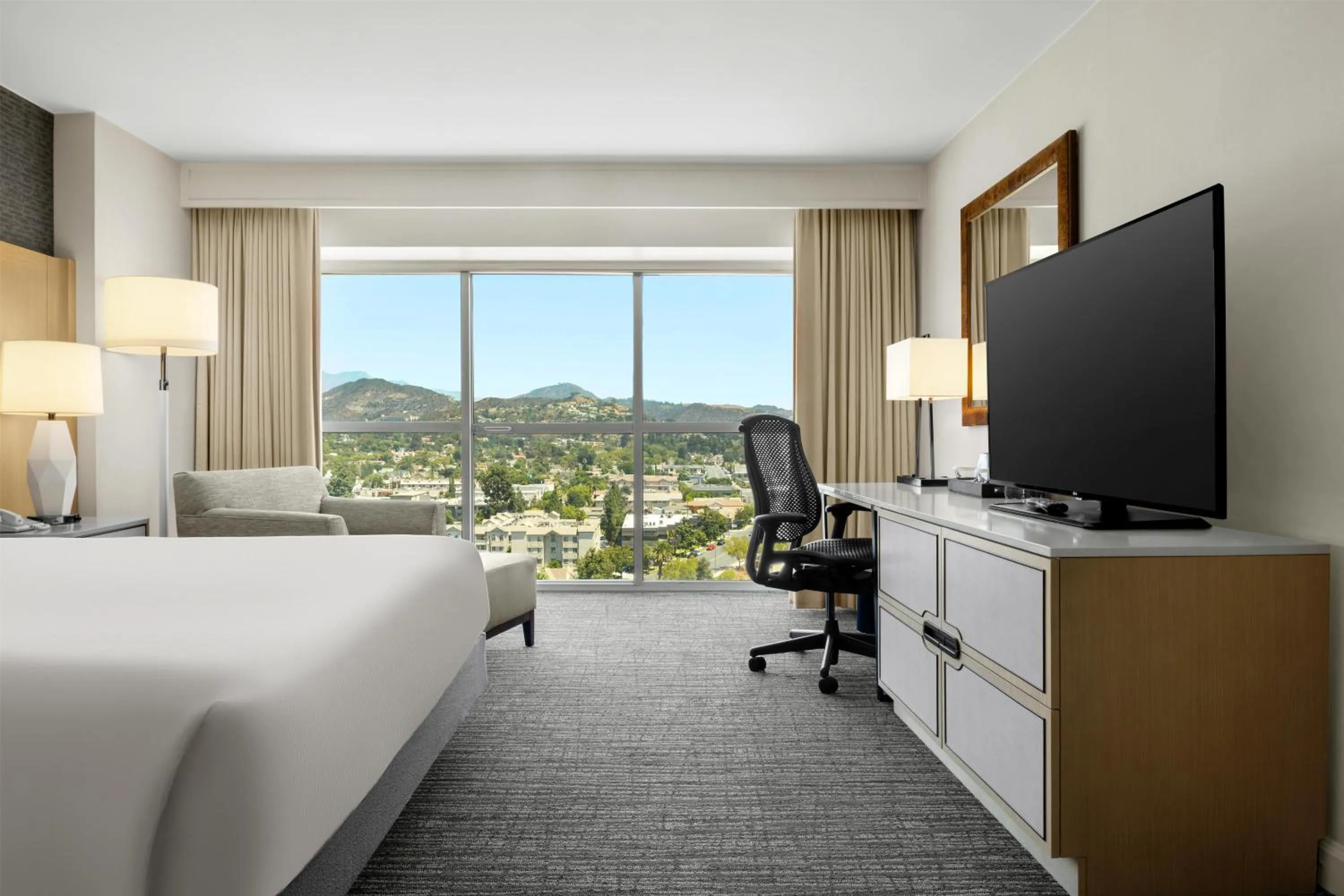 Bed in Hilton Los Angeles North-Glendale & Executive Meeting Center