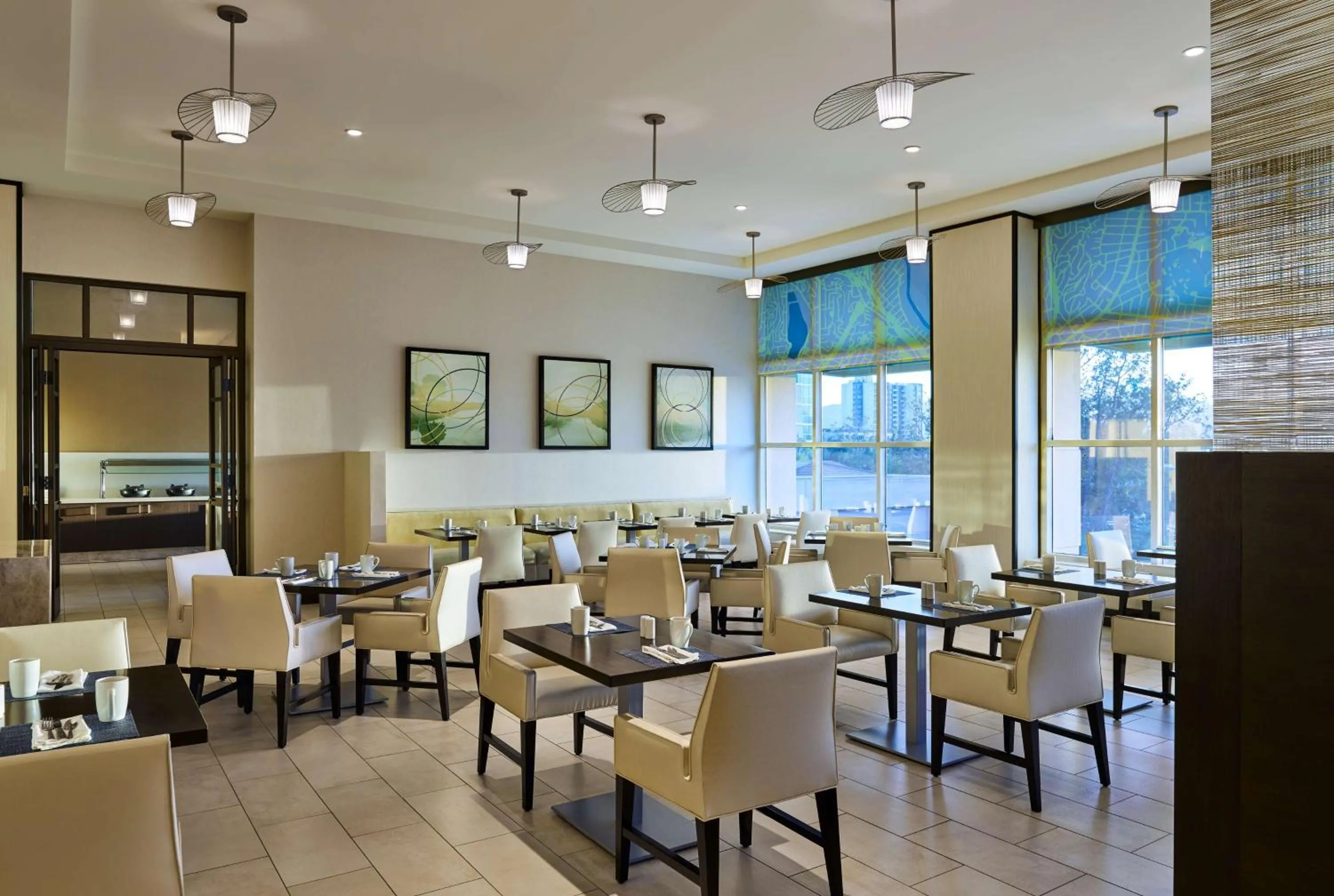 Restaurant/places to eat in Hilton Los Angeles North-Glendale & Executive Meeting Center