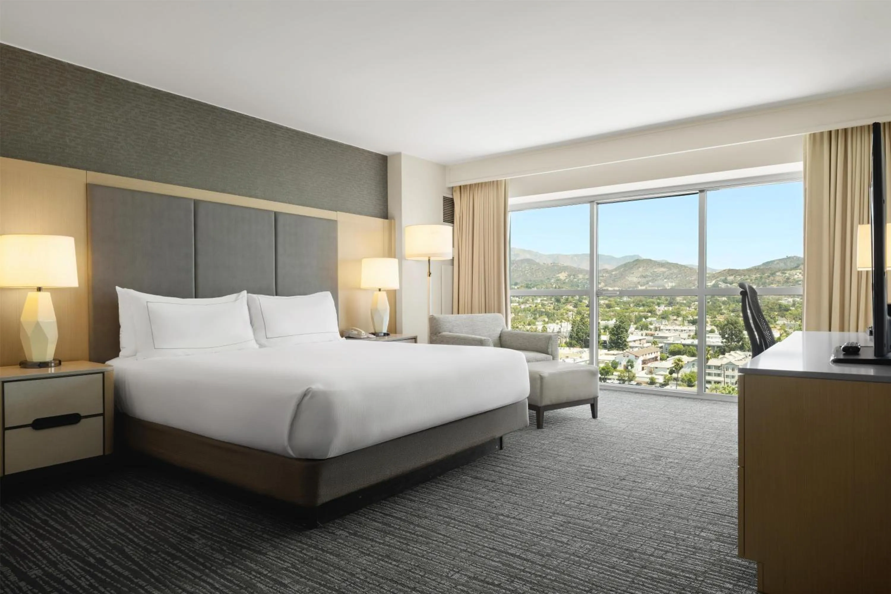Bed in Hilton Los Angeles North-Glendale & Executive Meeting Center