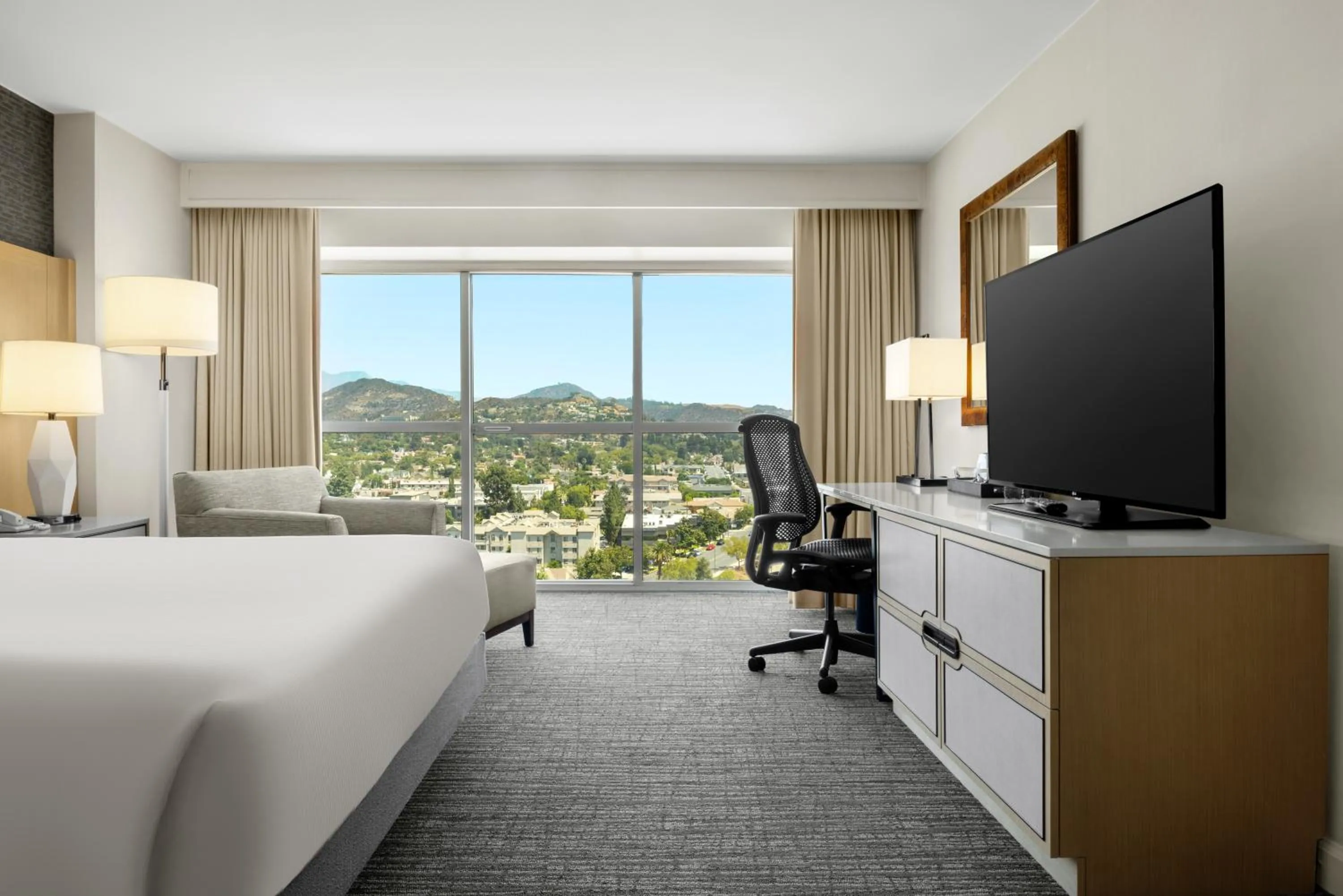 Bed in Hilton Los Angeles North-Glendale & Executive Meeting Center