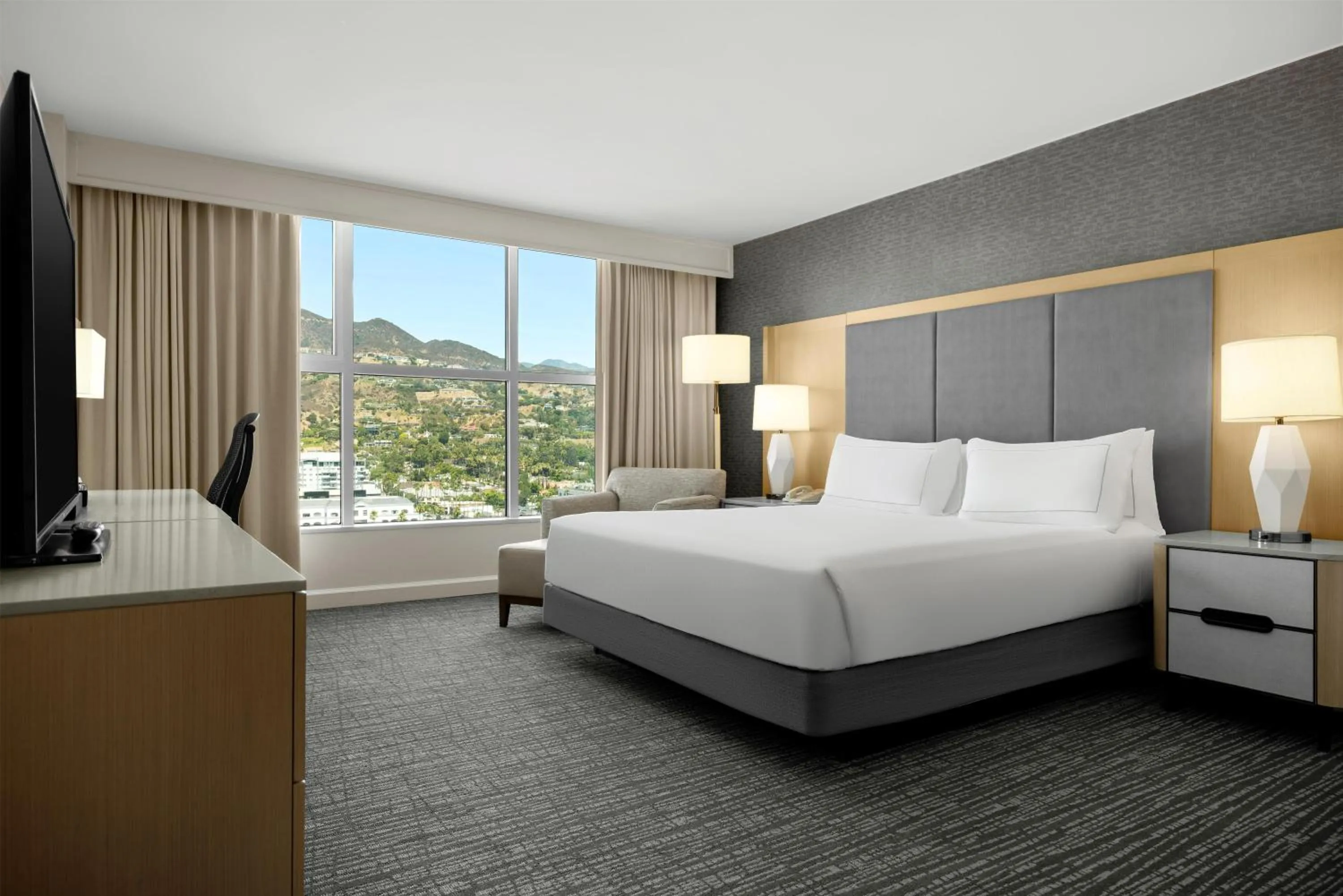 Bed in Hilton Los Angeles North-Glendale & Executive Meeting Center