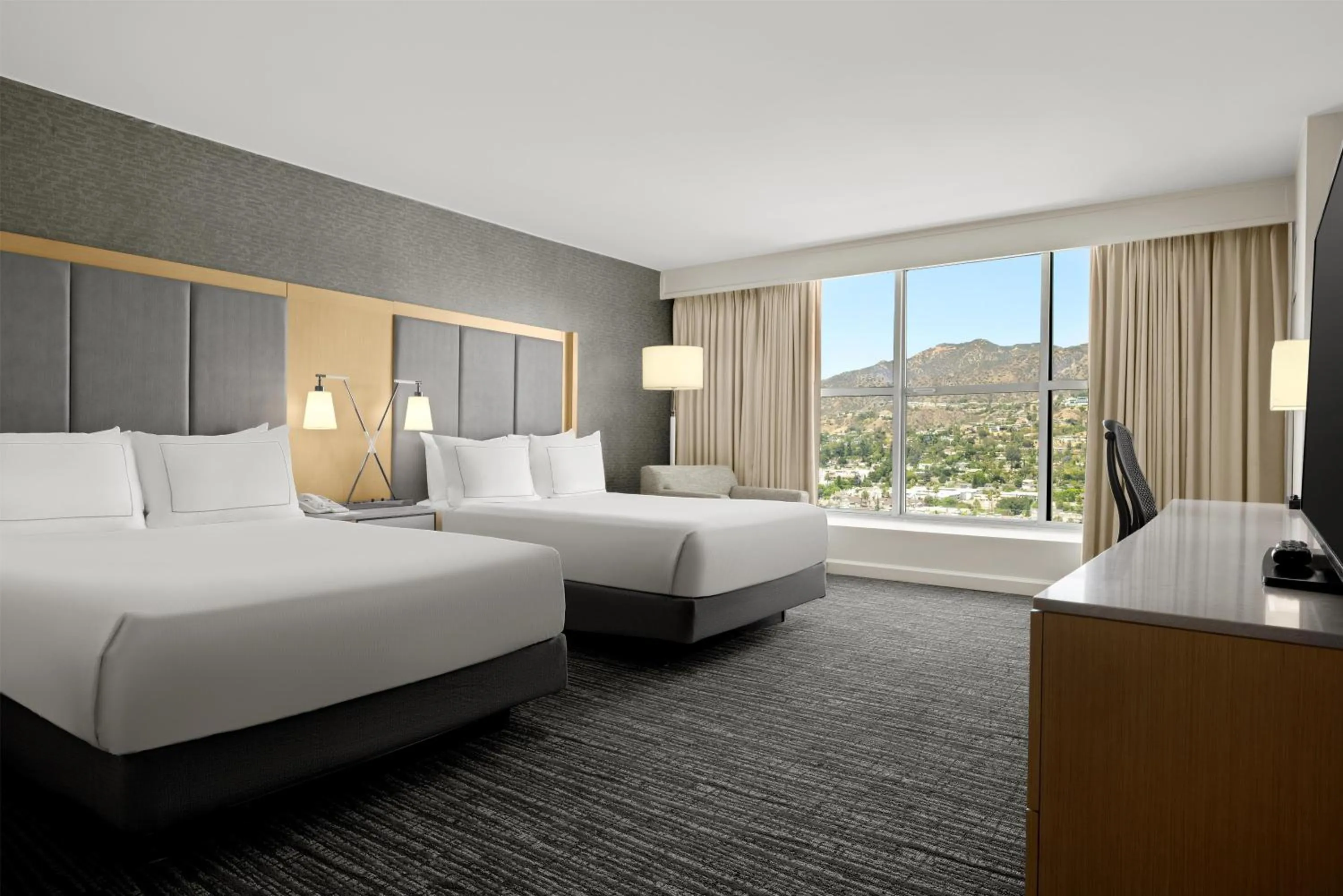 Bed in Hilton Los Angeles North-Glendale & Executive Meeting Center