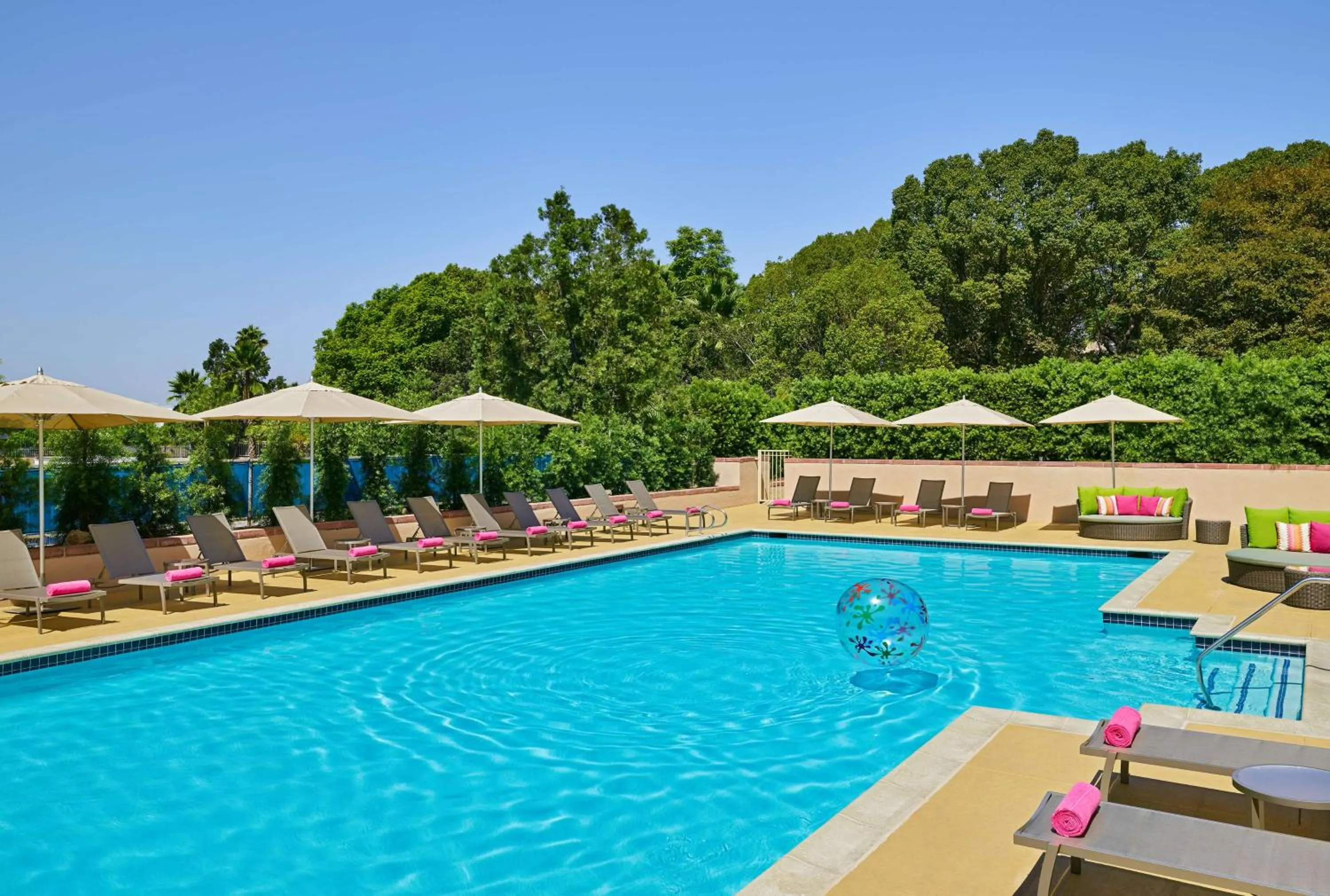 Pool view in Hilton Los Angeles North-Glendale & Executive Meeting Center