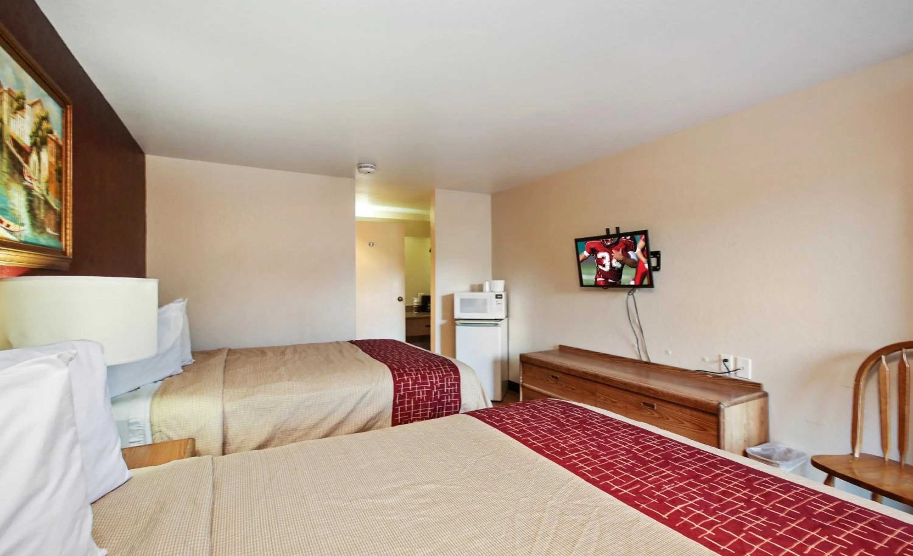 Photo of the whole room, Bed in Red Roof Inn Lompoc