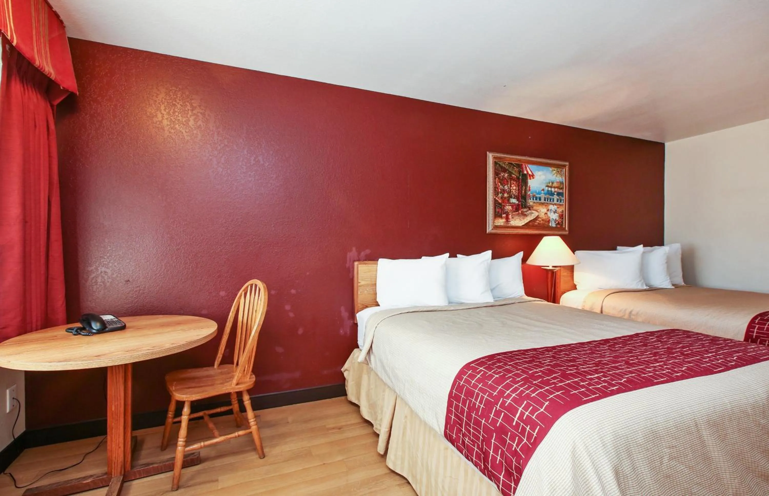 Photo of the whole room, Bed in Red Roof Inn Lompoc
