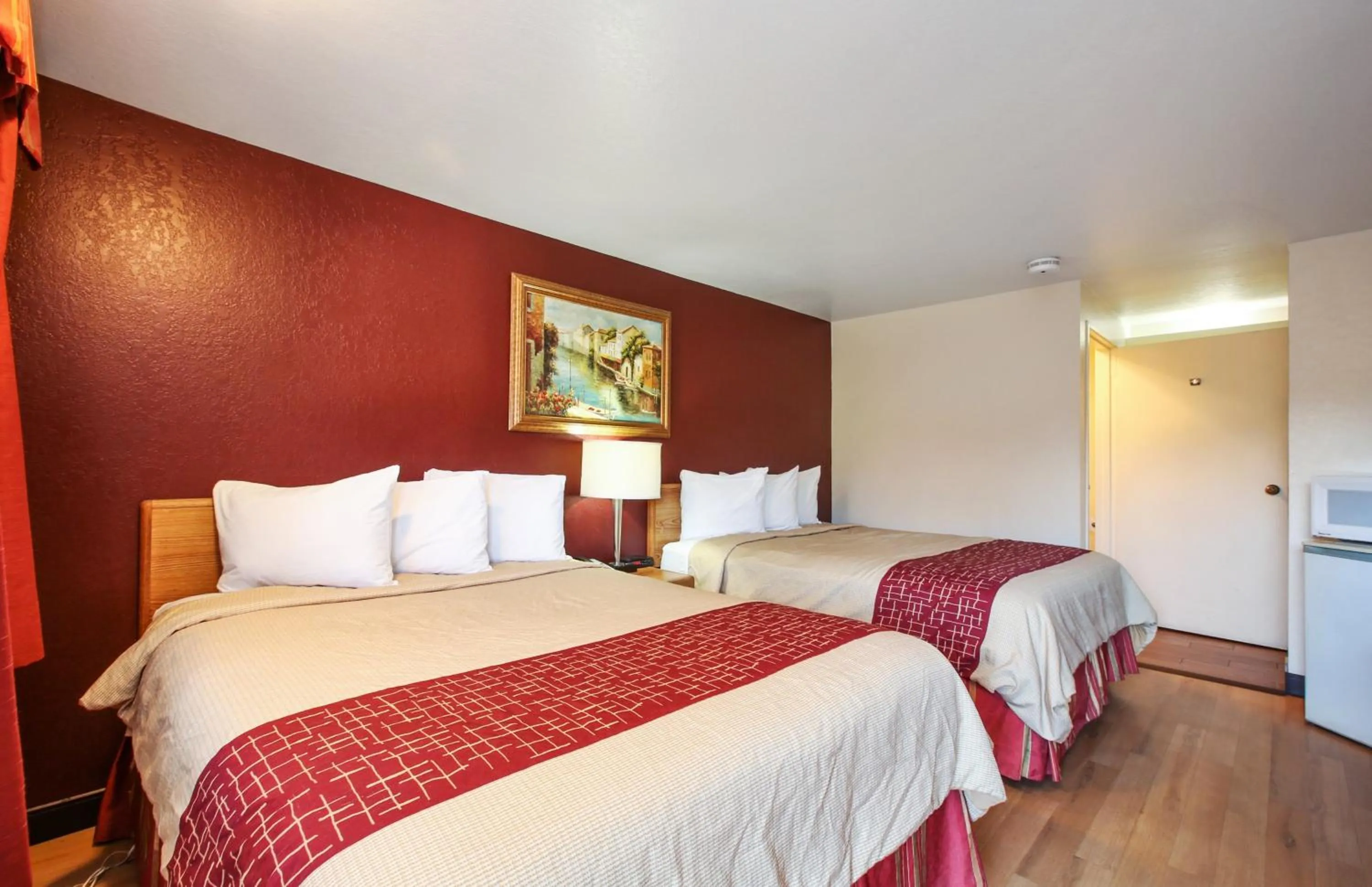 Photo of the whole room, Bed in Red Roof Inn Lompoc