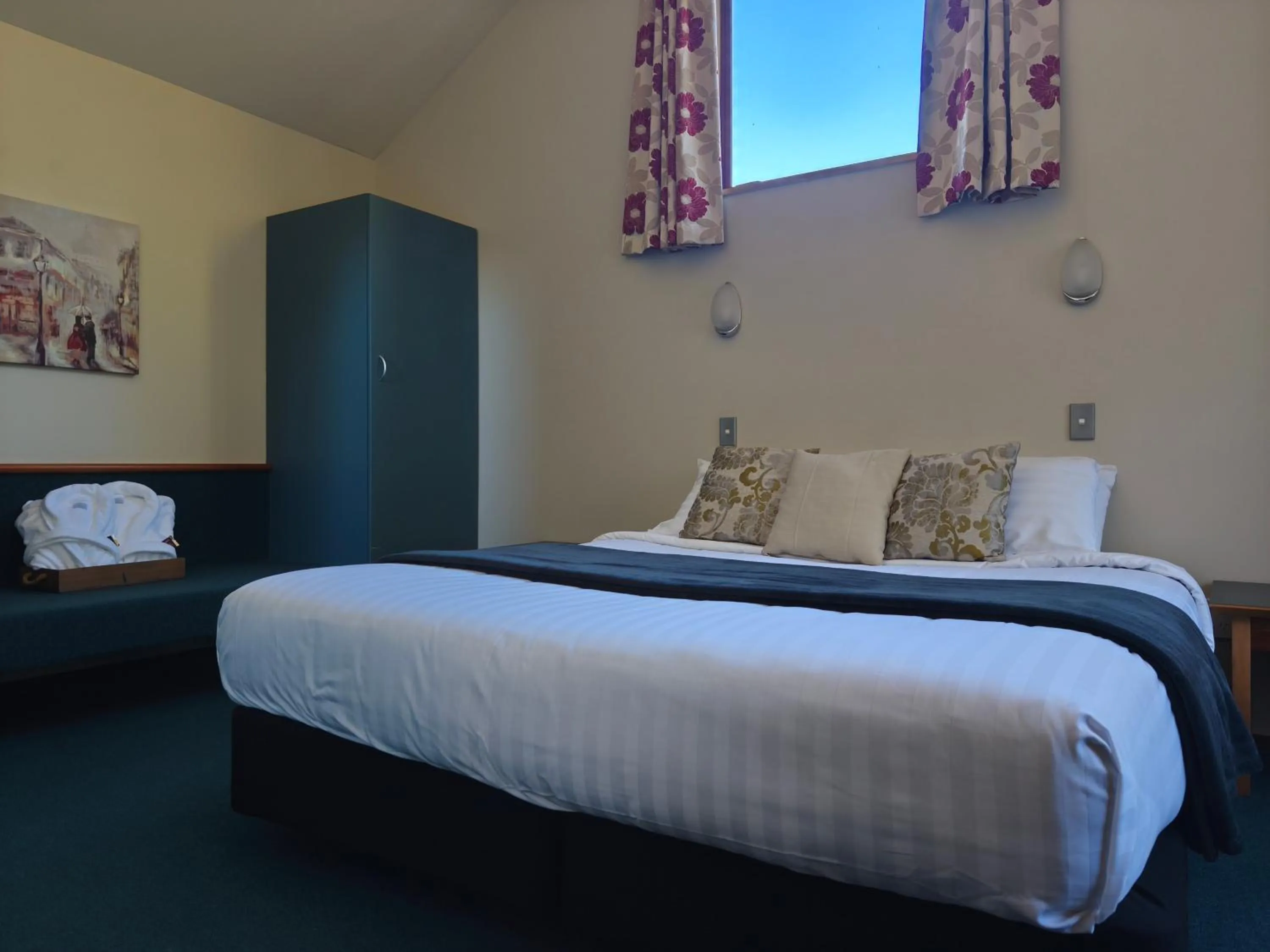 Bed in Aspen Lodge Motel