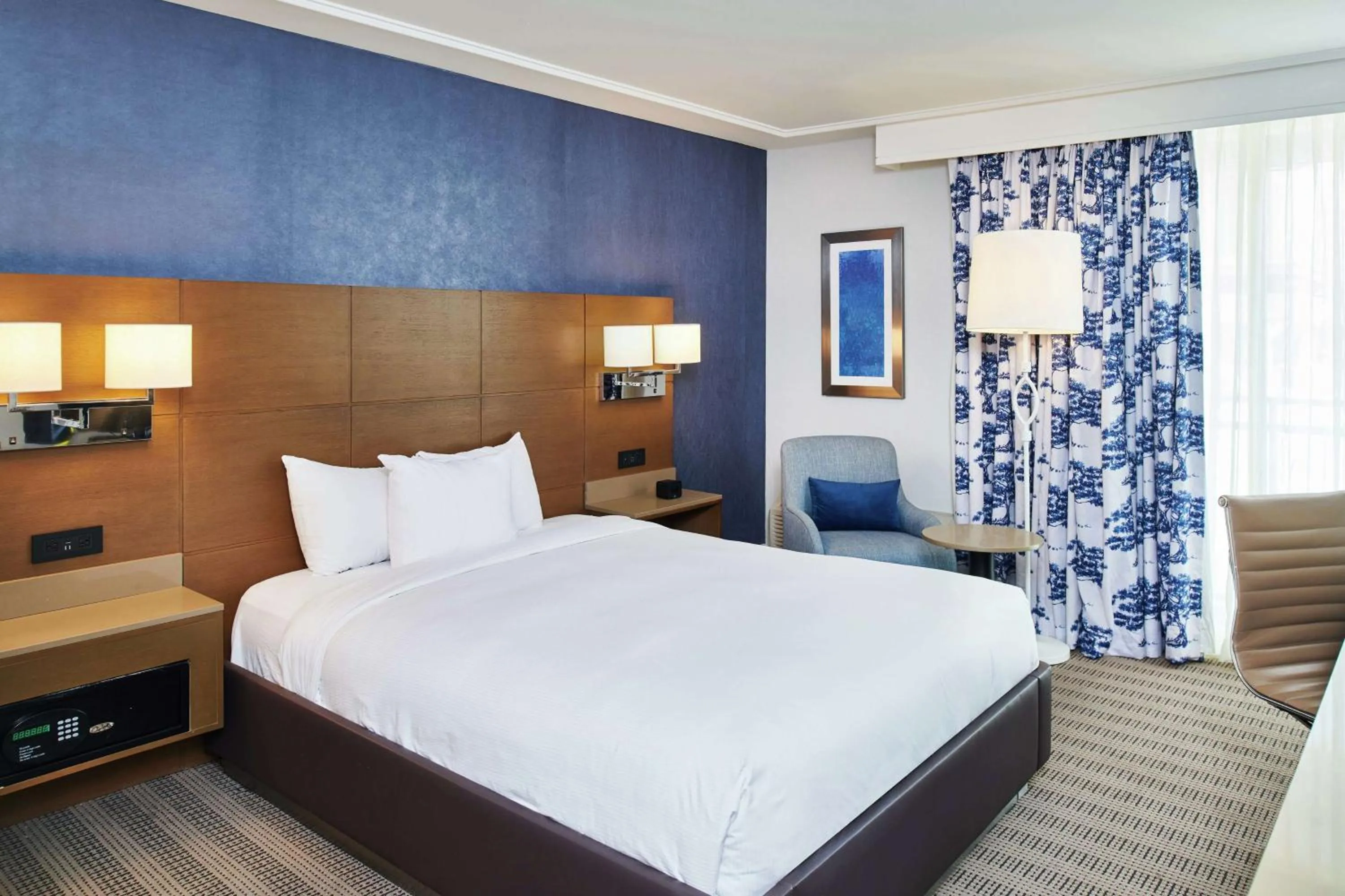 Living room, Bed in DoubleTree by Hilton Torrance - South Bay