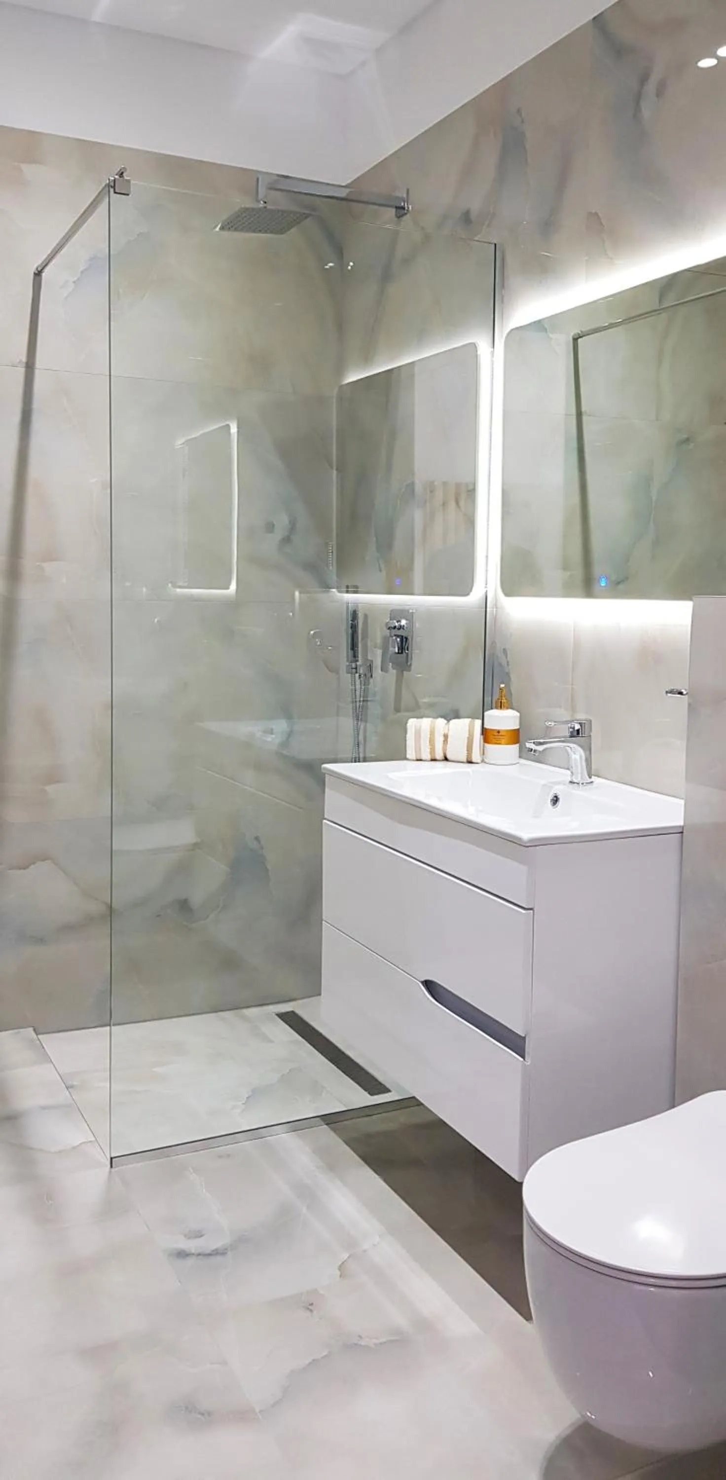 Shower in Asi Rooftop Hotel